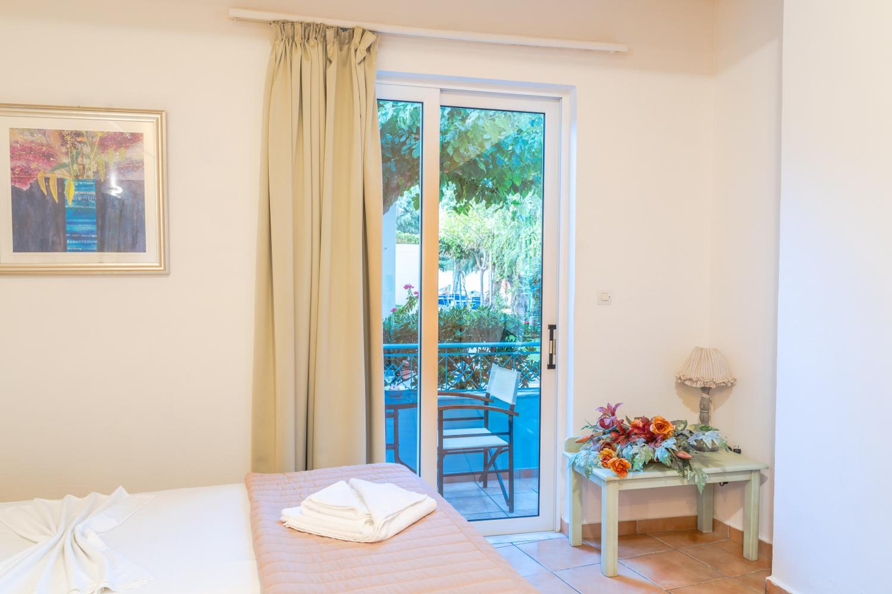 Family Room with Garden View - Photo 12