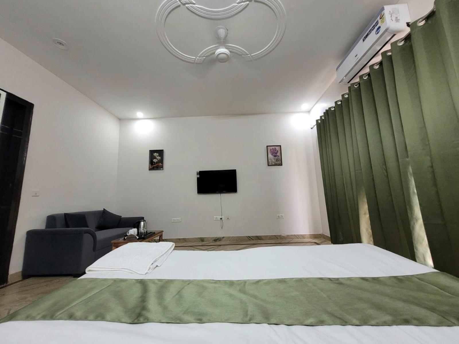 King Room With Balcony photo 2