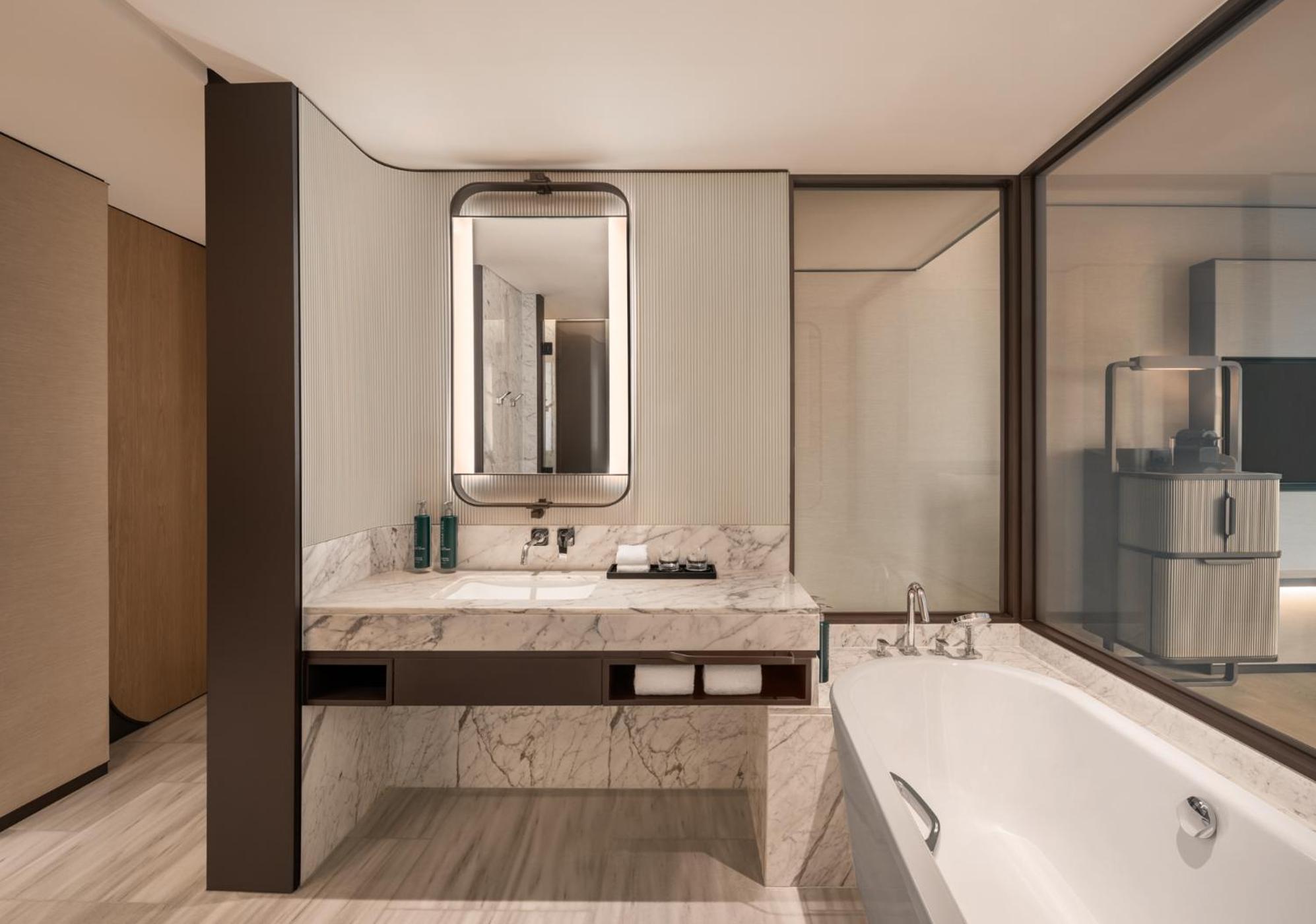 King Guest Room with City View photo 2