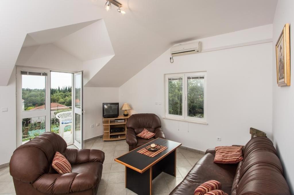 Comfort Two Bedroom Apartment With Terrace And Garden View