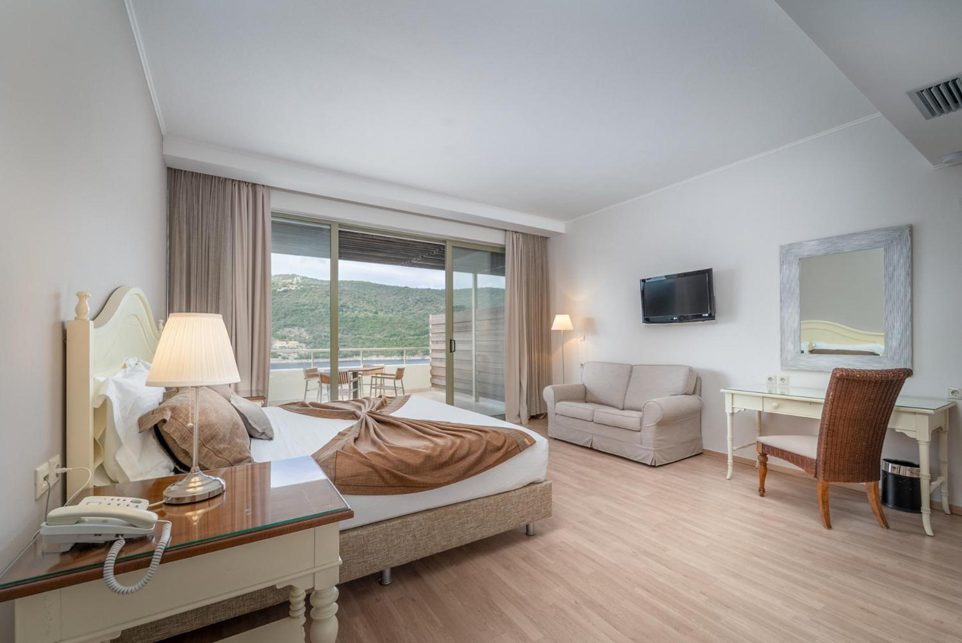 Junior Suite with Sea View - Photo 2