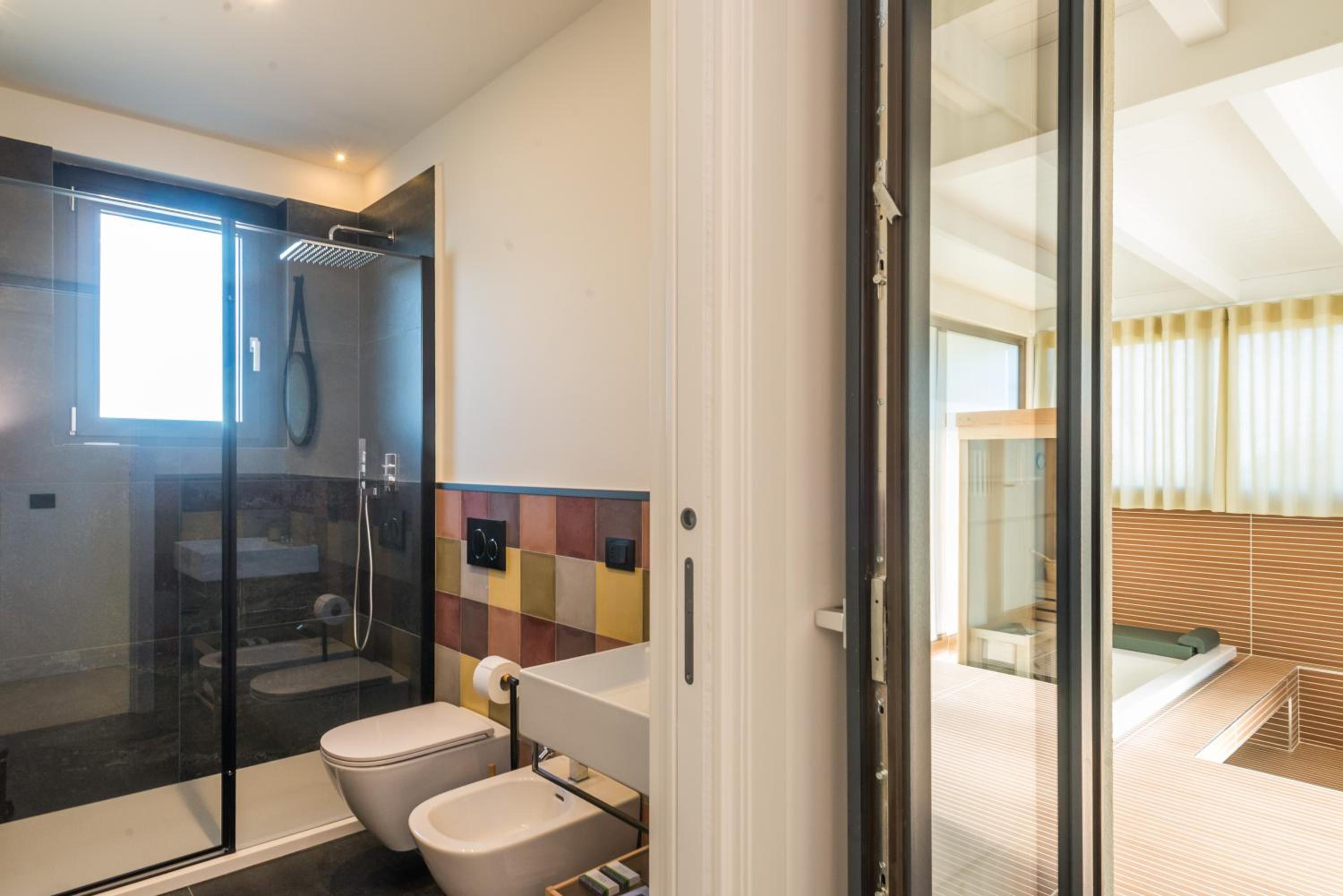Deluxe Suite with Spa Bath photo 3