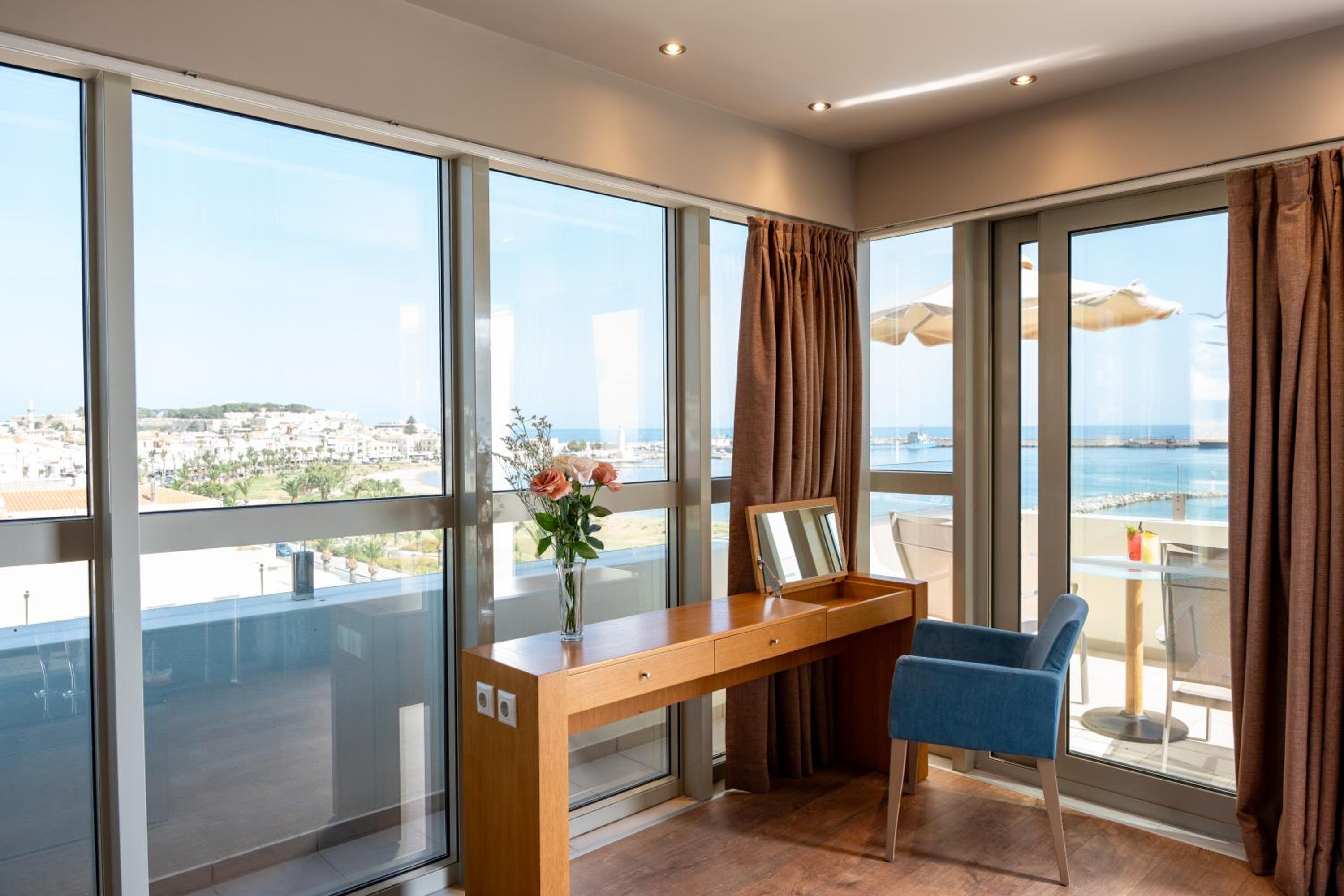Grand Suite with Panoramic Sea View - Photo 12