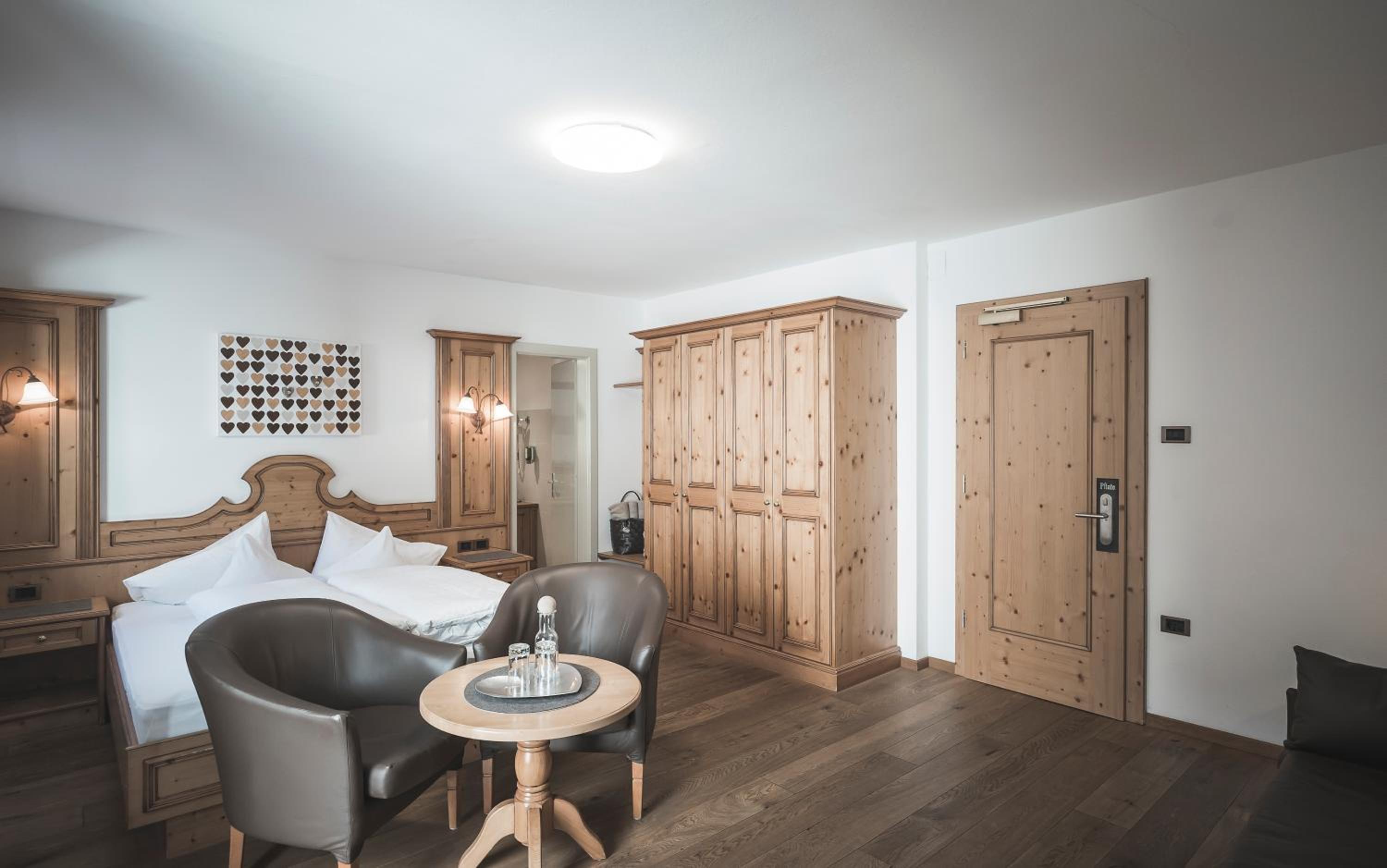 Classic Double Room with Balcony - Photo 2