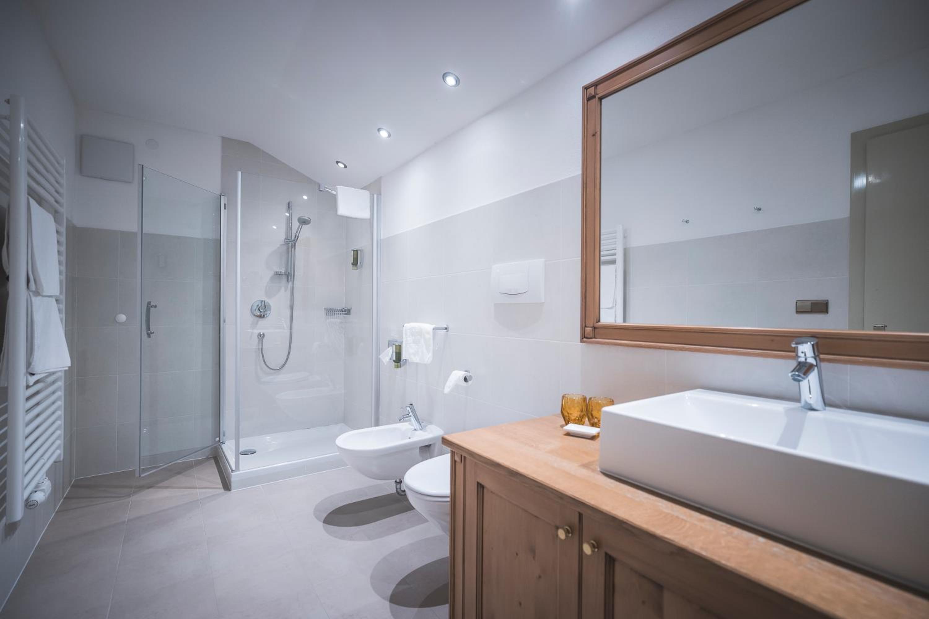 Classic Double Room with Balcony - Photo 5