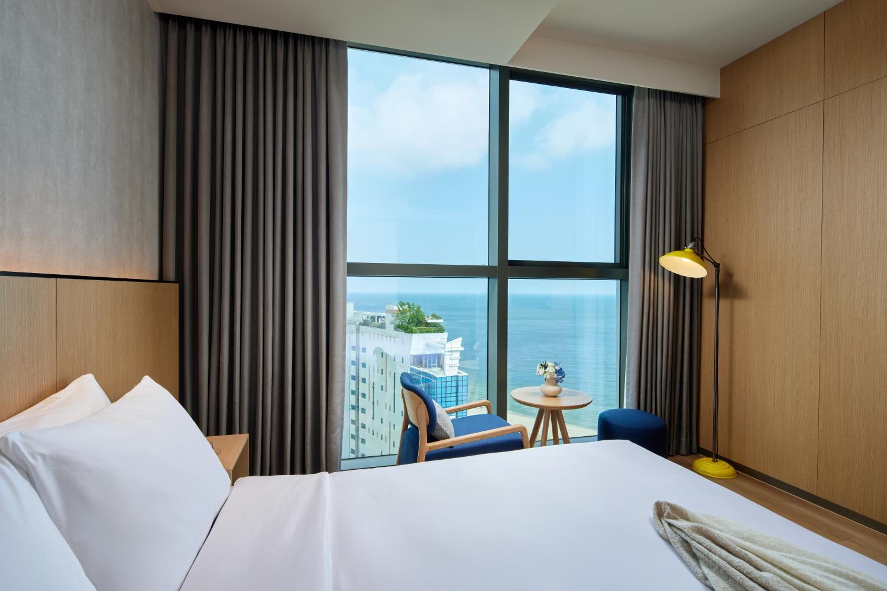 [Free Upgrade] Standard Queen Town View To Superior Queen Town Ocean View