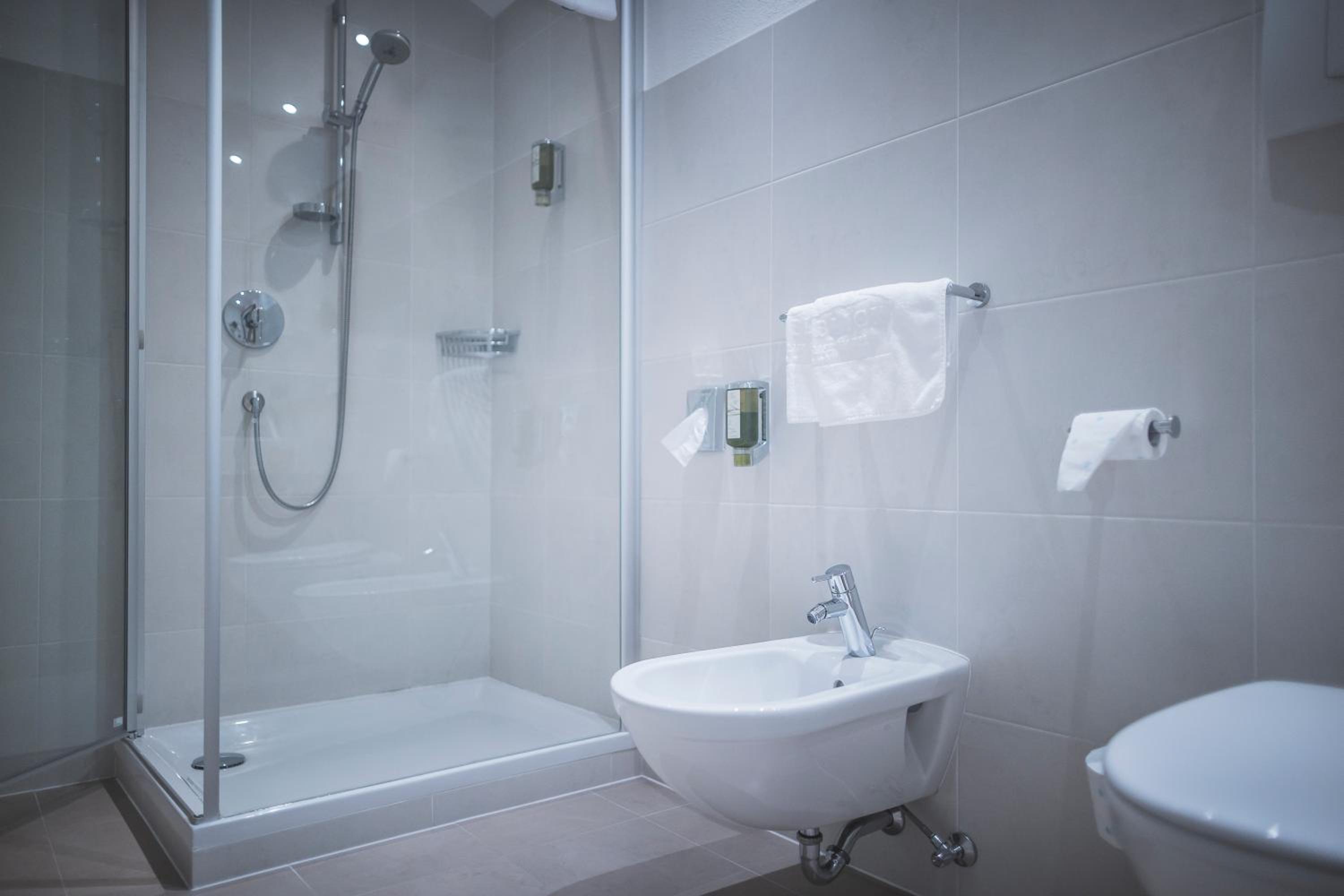 Classic Double Room with Balcony - Photo 6
