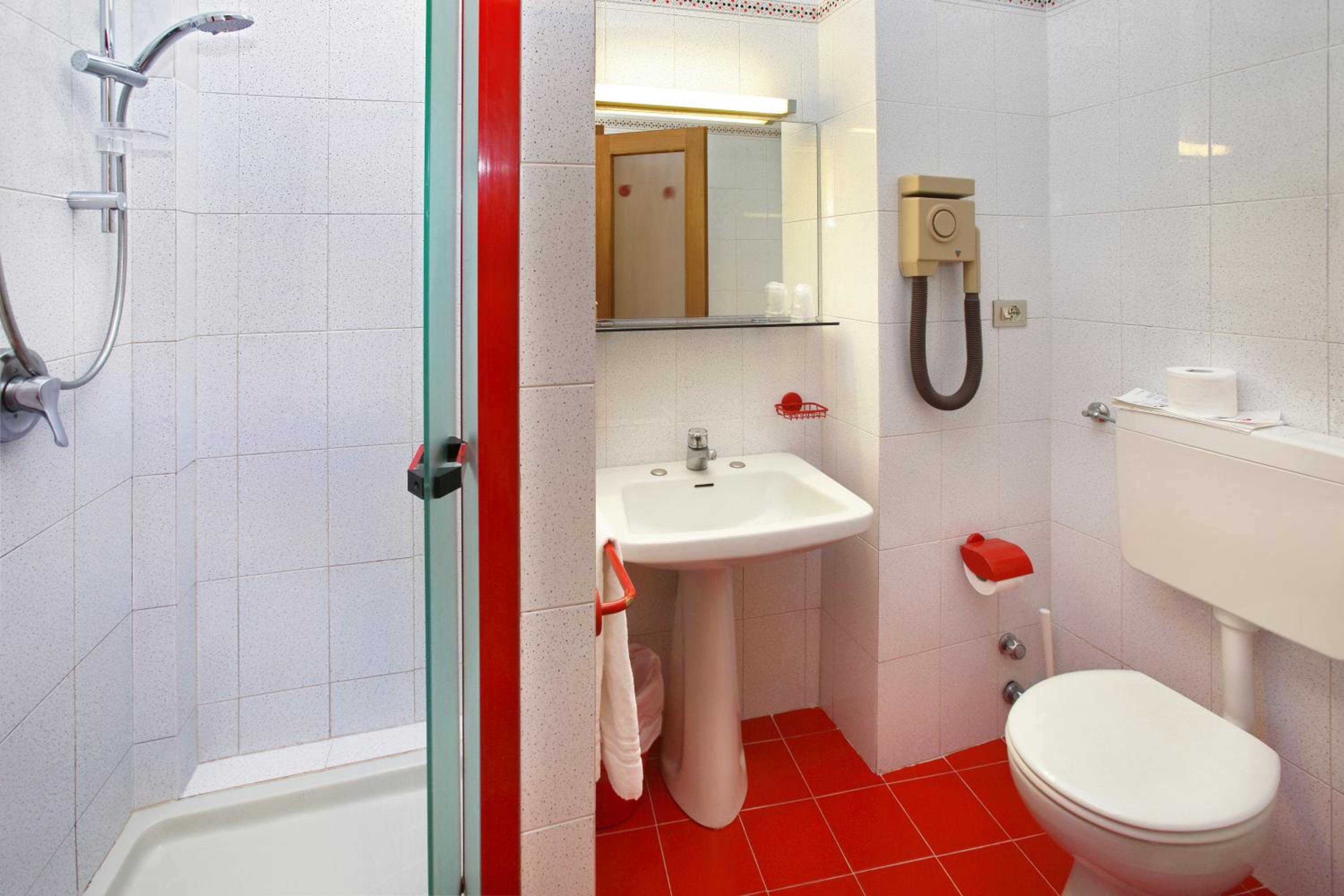 Basic Triple Room photo 2