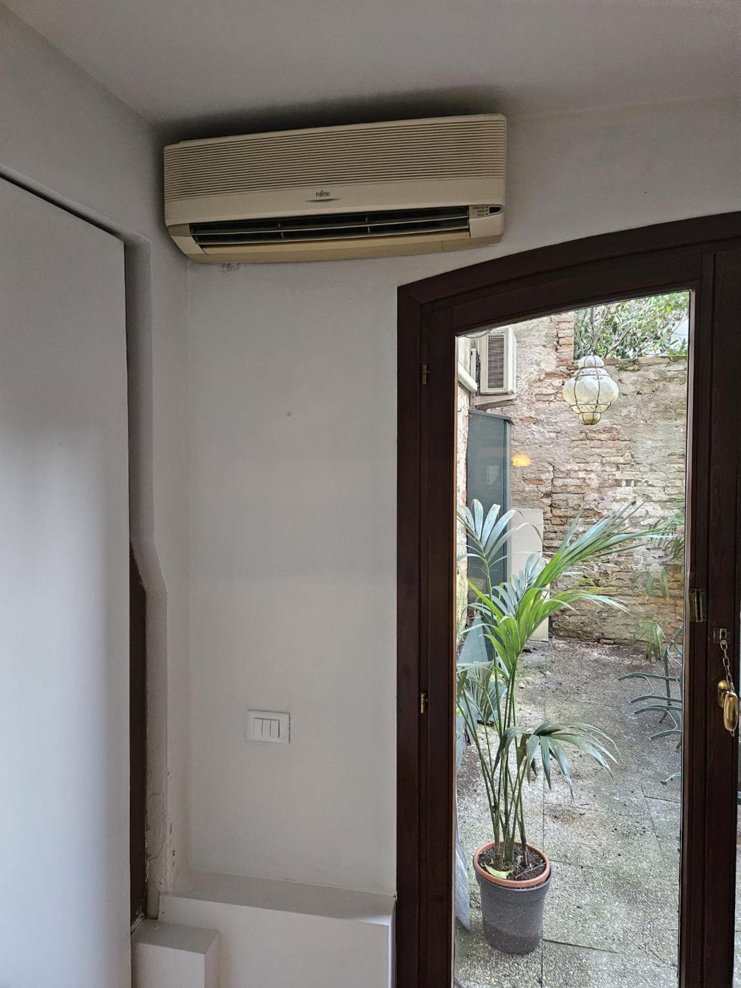 One-Bedroom Apartment with Garden photo 3