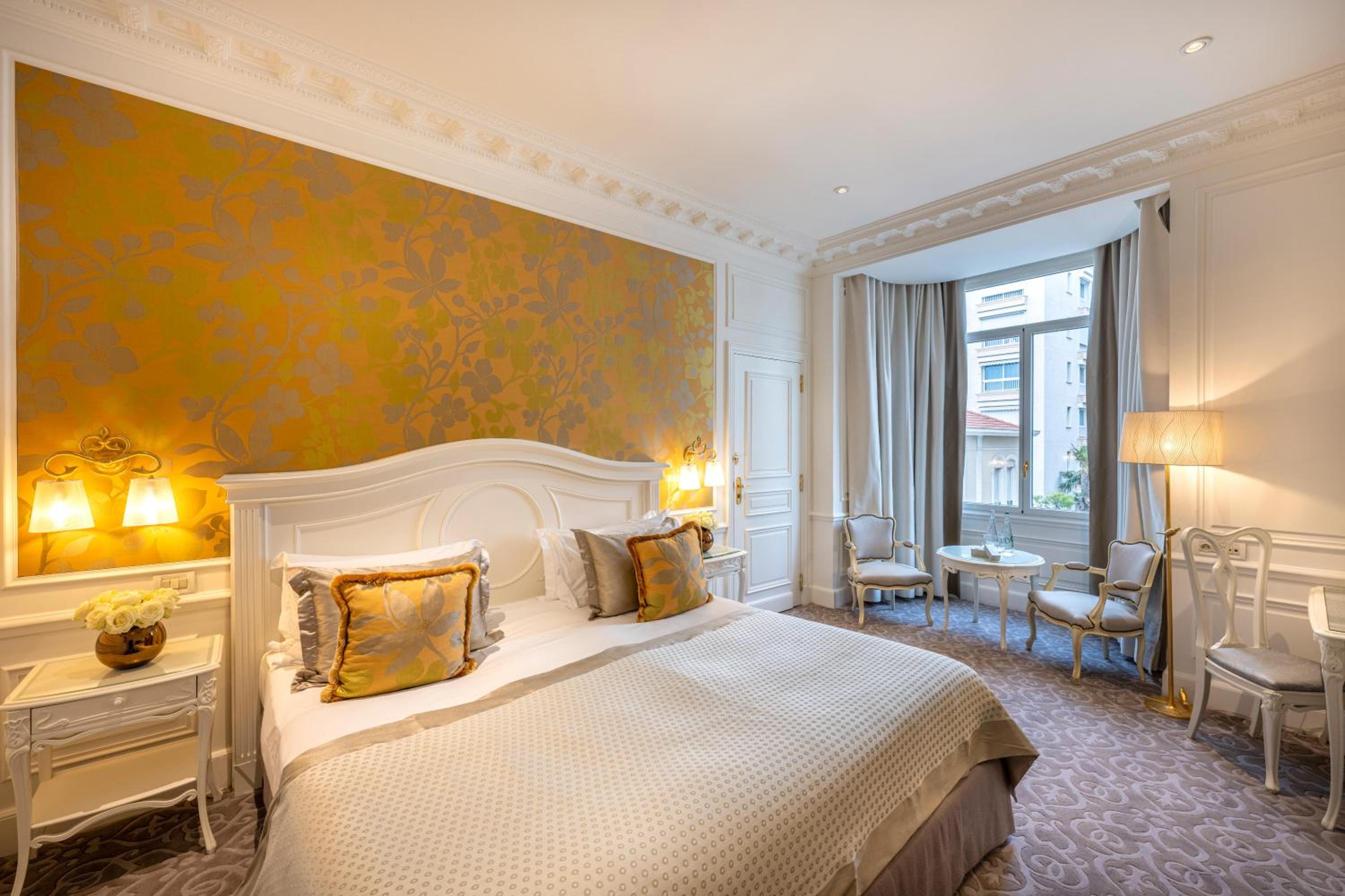 Superior Queen Room - city or courtyard view