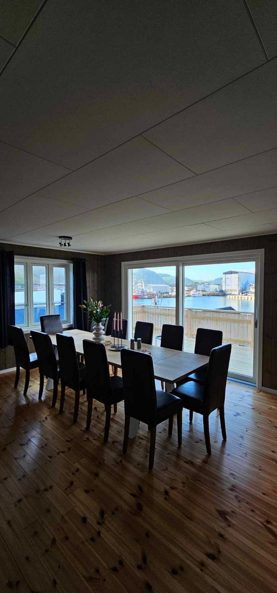 Large Apartment with View and Balcony - Photo 24