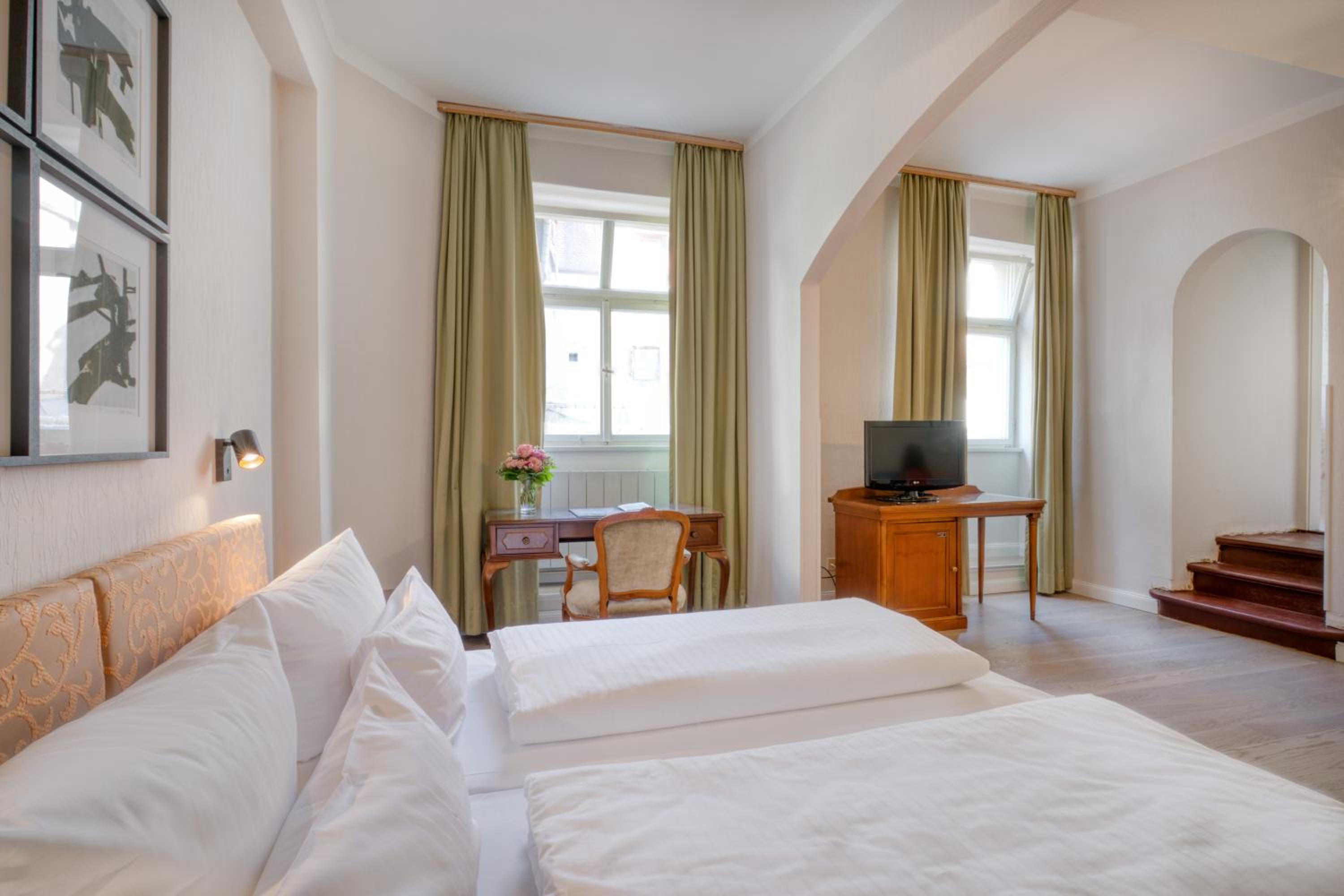 Standard Double Room - Photo 11