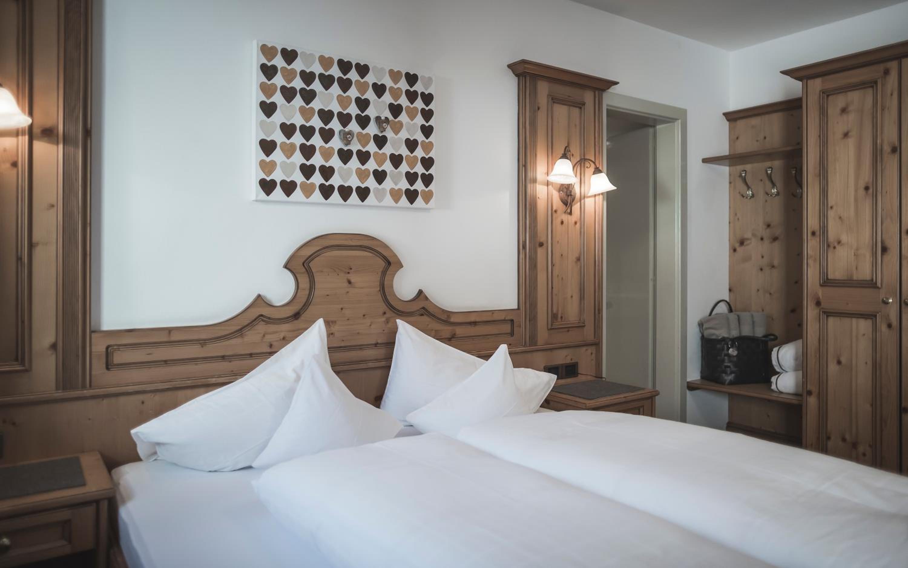 Classic Double Room with Balcony - Photo 4