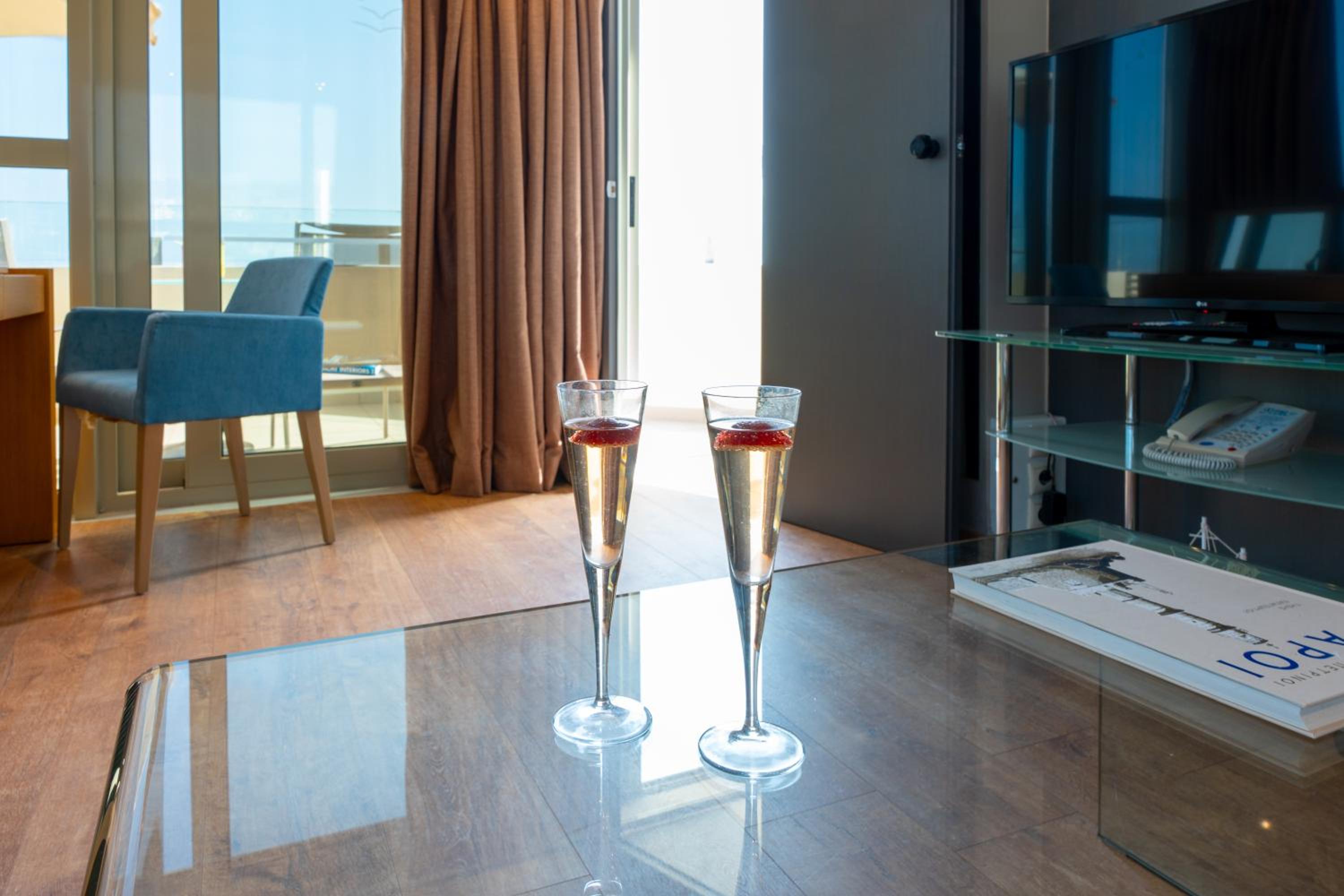 Grand Suite with Panoramic Sea View - Photo 4