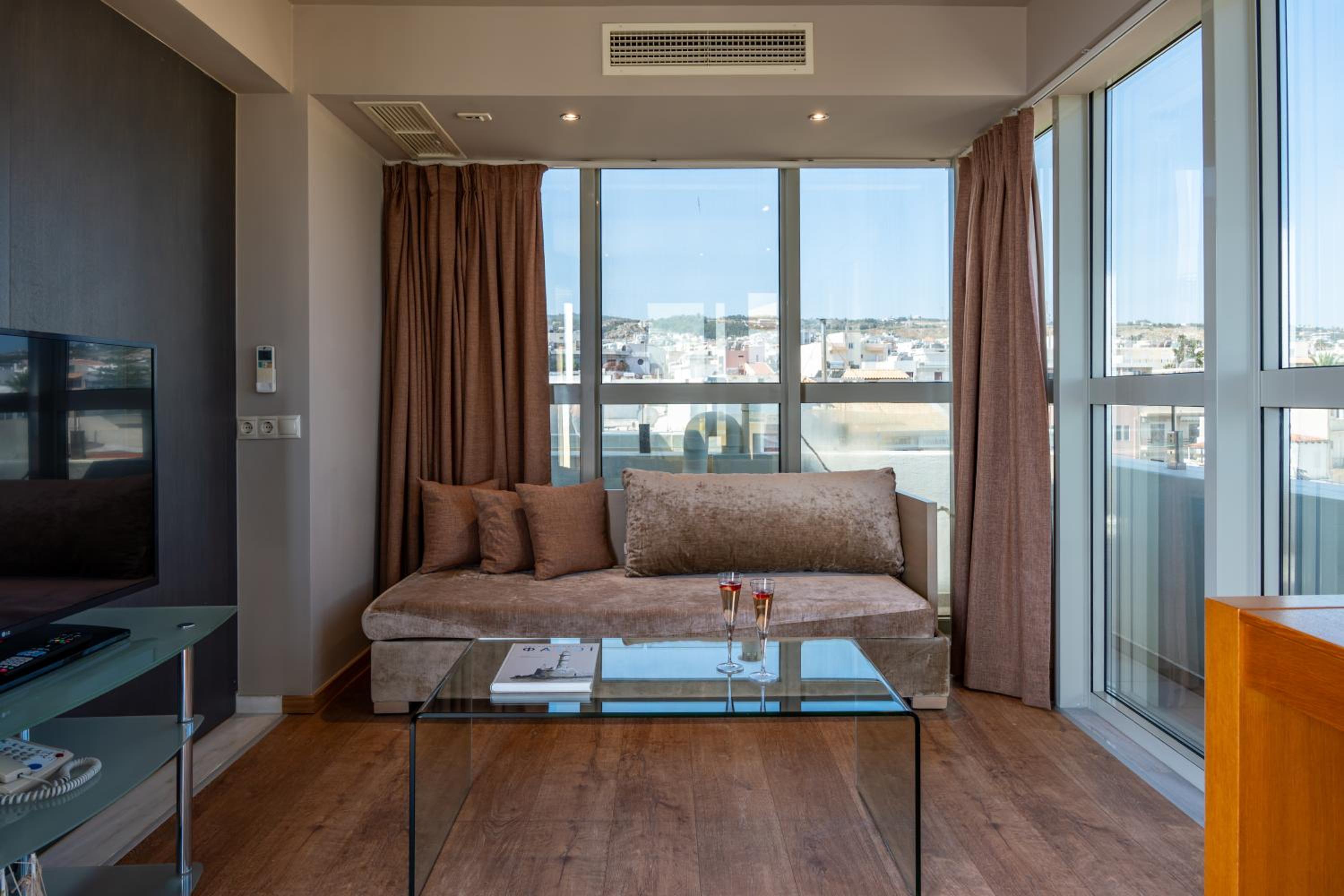 Grand Suite with Panoramic Sea View - Photo 16