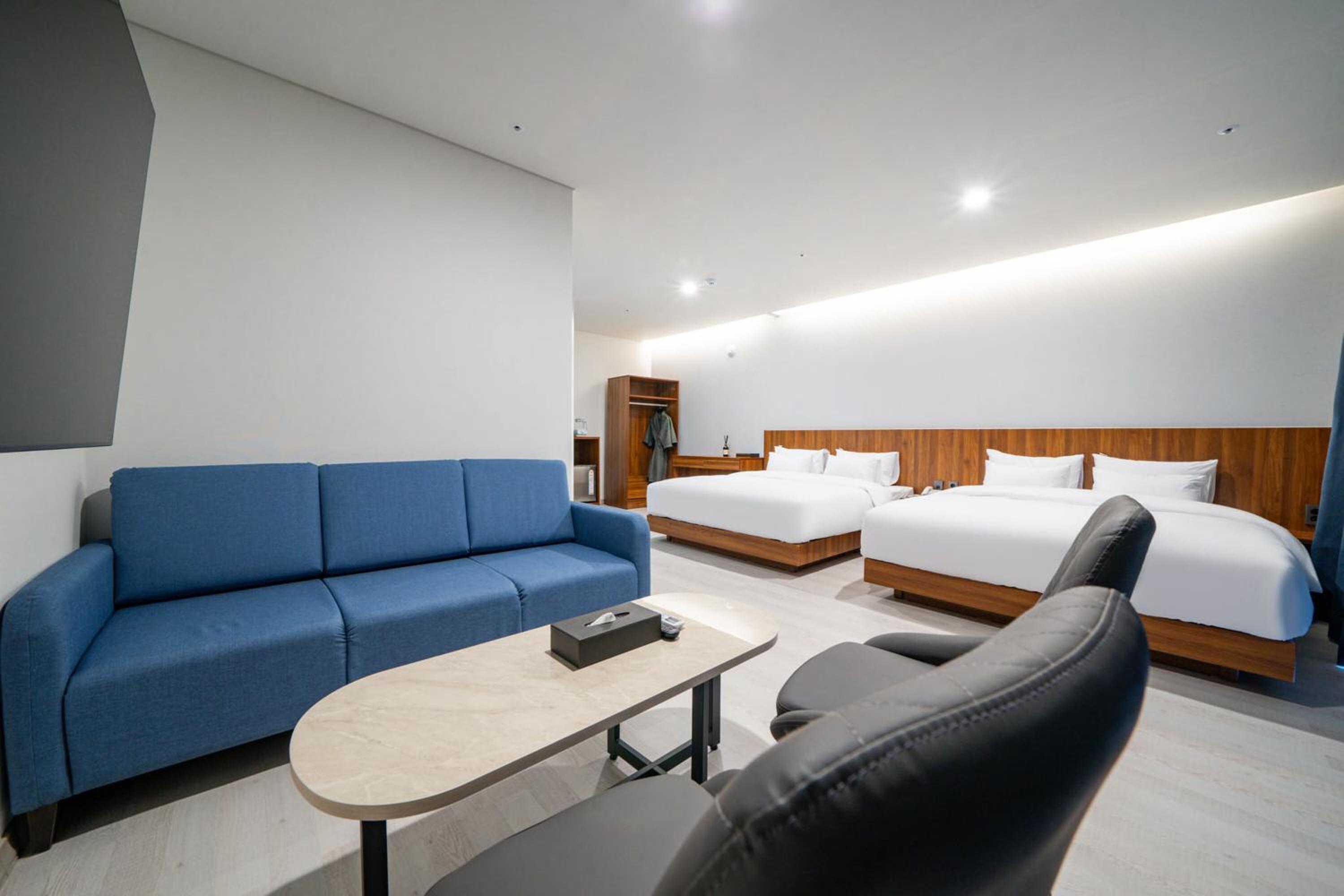 Deluxe Family Room photo 1