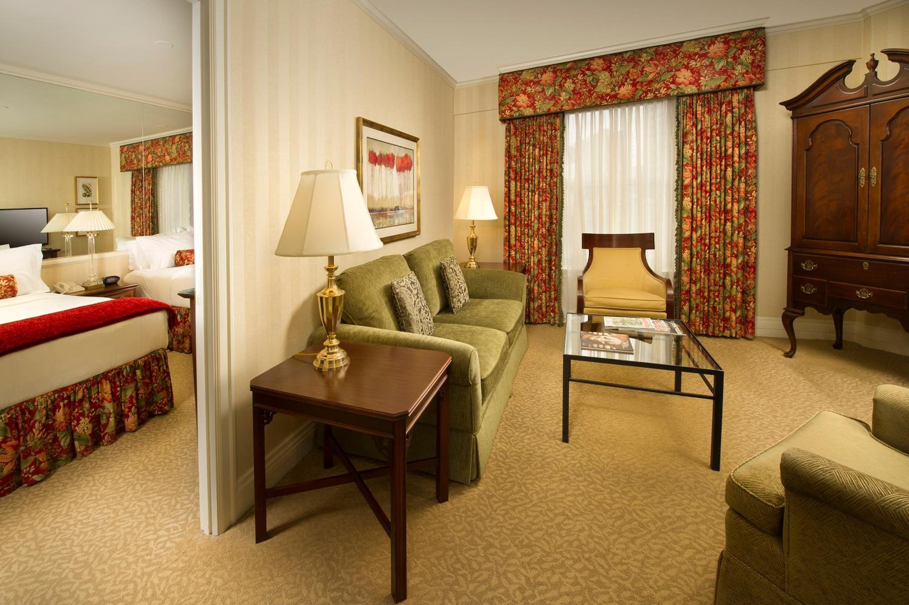 Deluxe Queen Suite - Photo 3