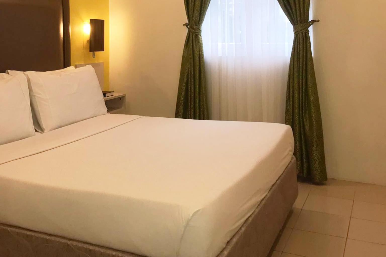 Deluxe Queen Room - Photo 9