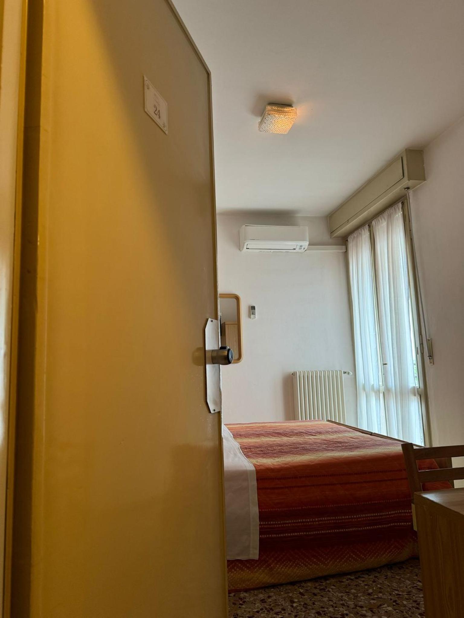 Small Double or Twin Room photo 3