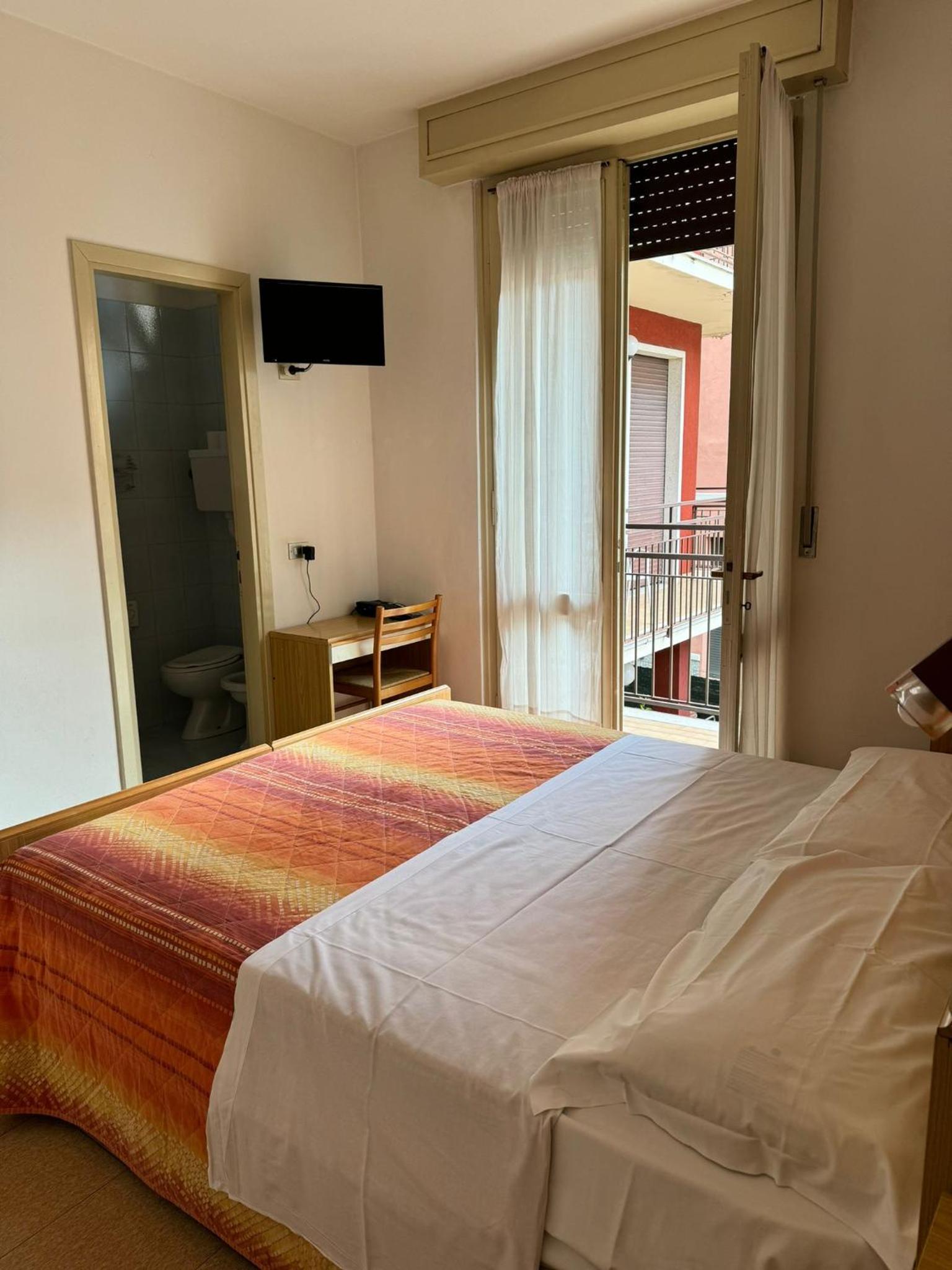 Small Double or Twin Room photo 1
