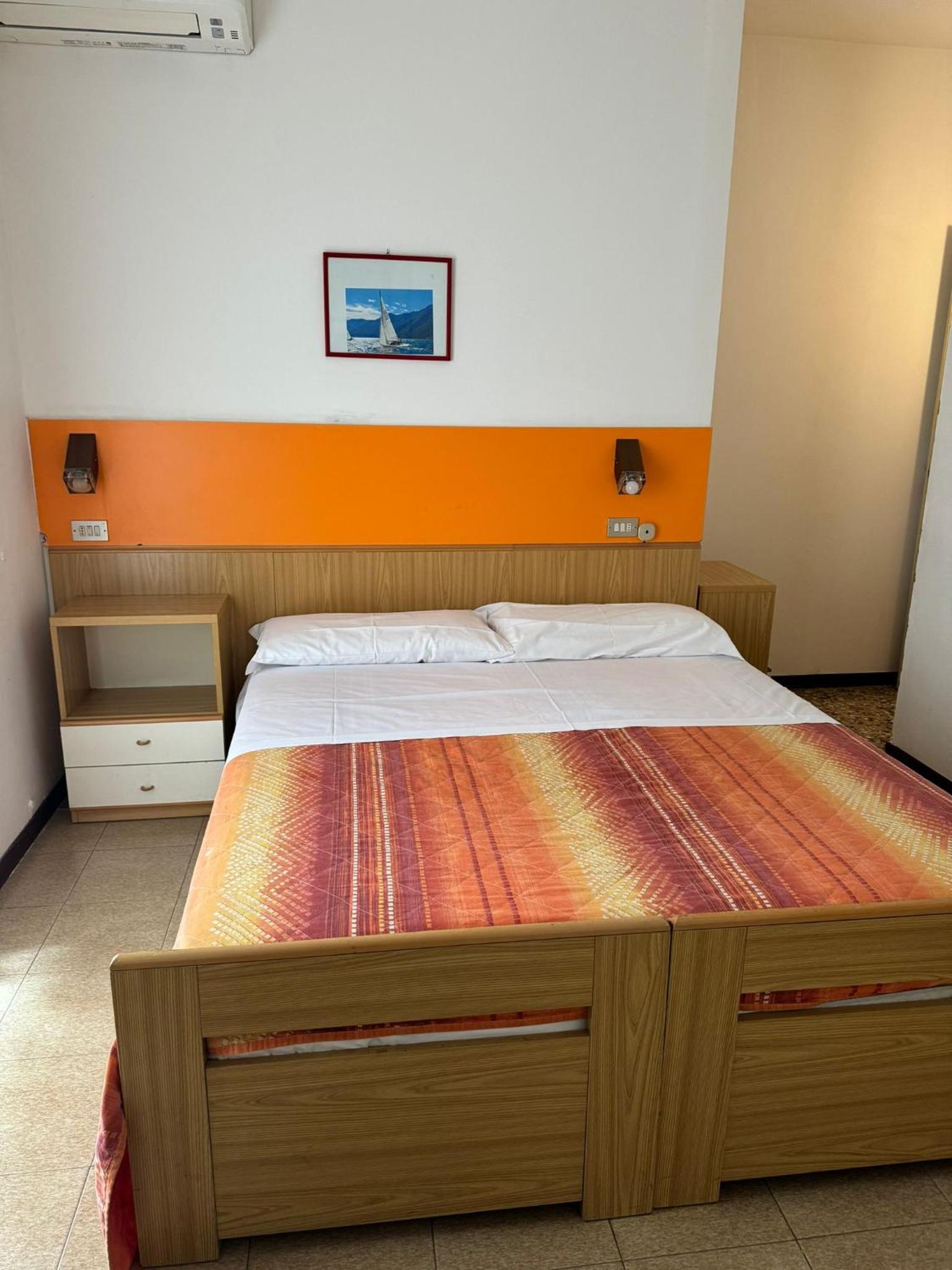 Small Double or Twin Room photo 2