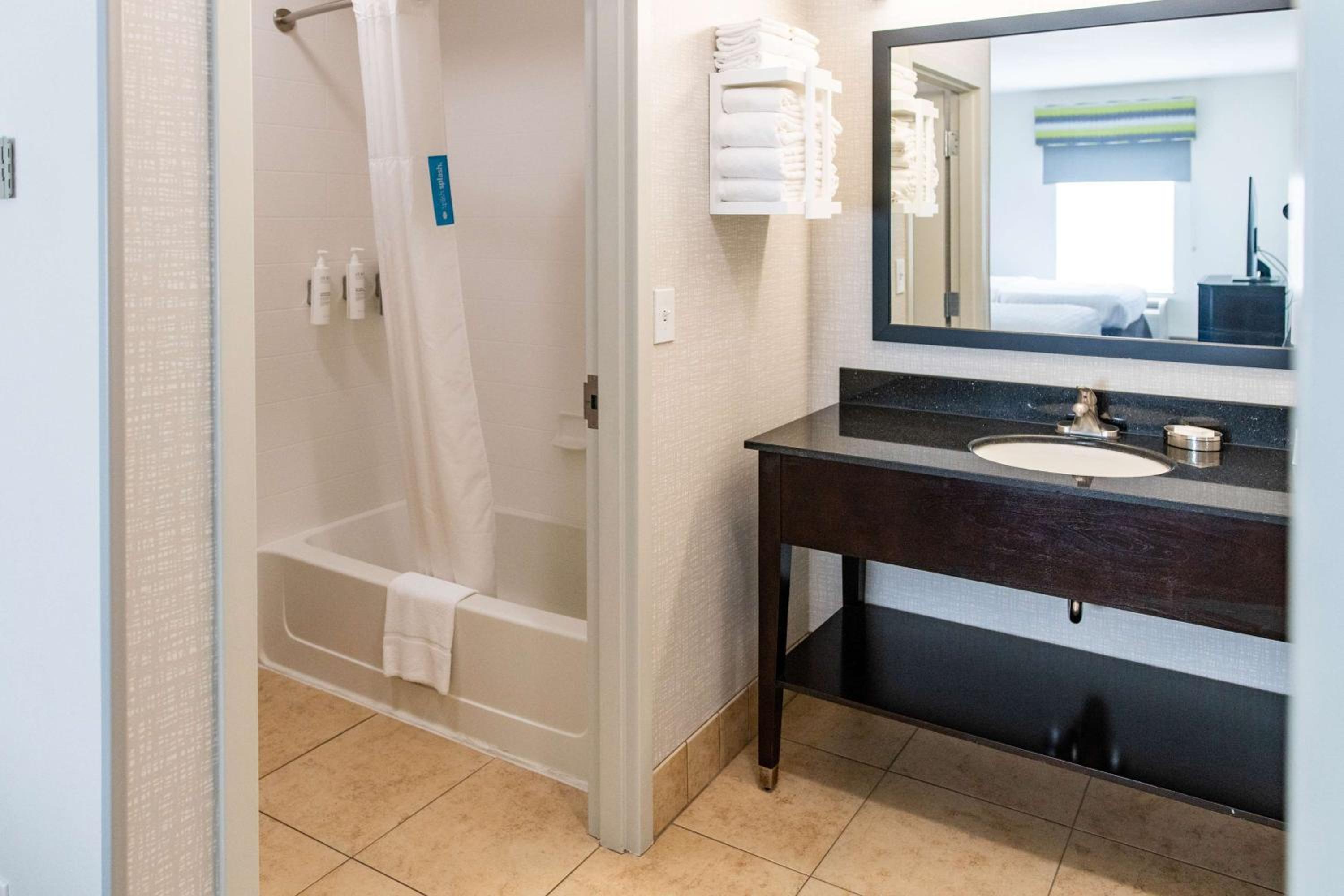 One-Bedroom Queen Suite - Non-Smoking - Photo 4