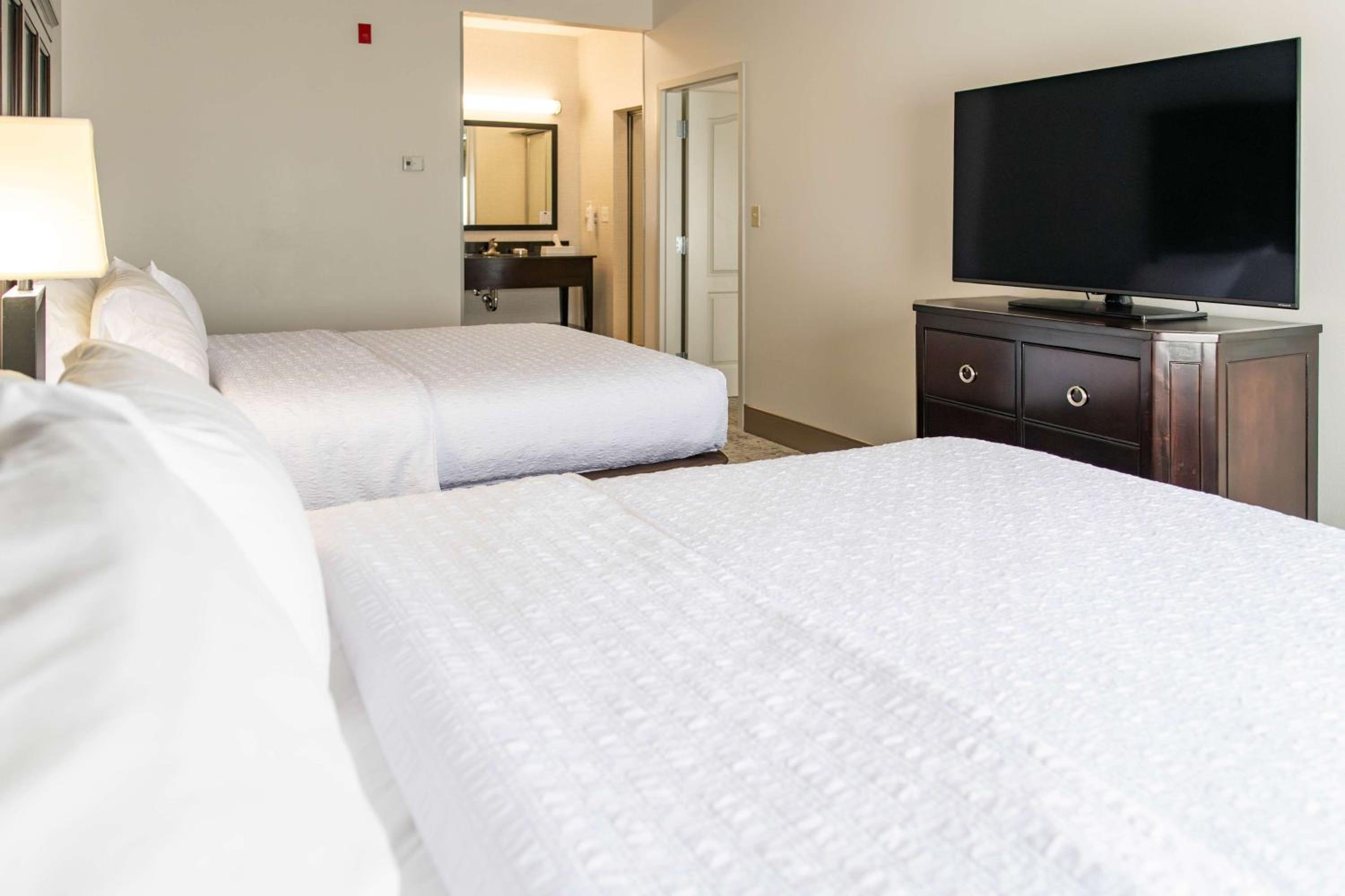One-Bedroom Queen Suite - Non-Smoking - Photo 1