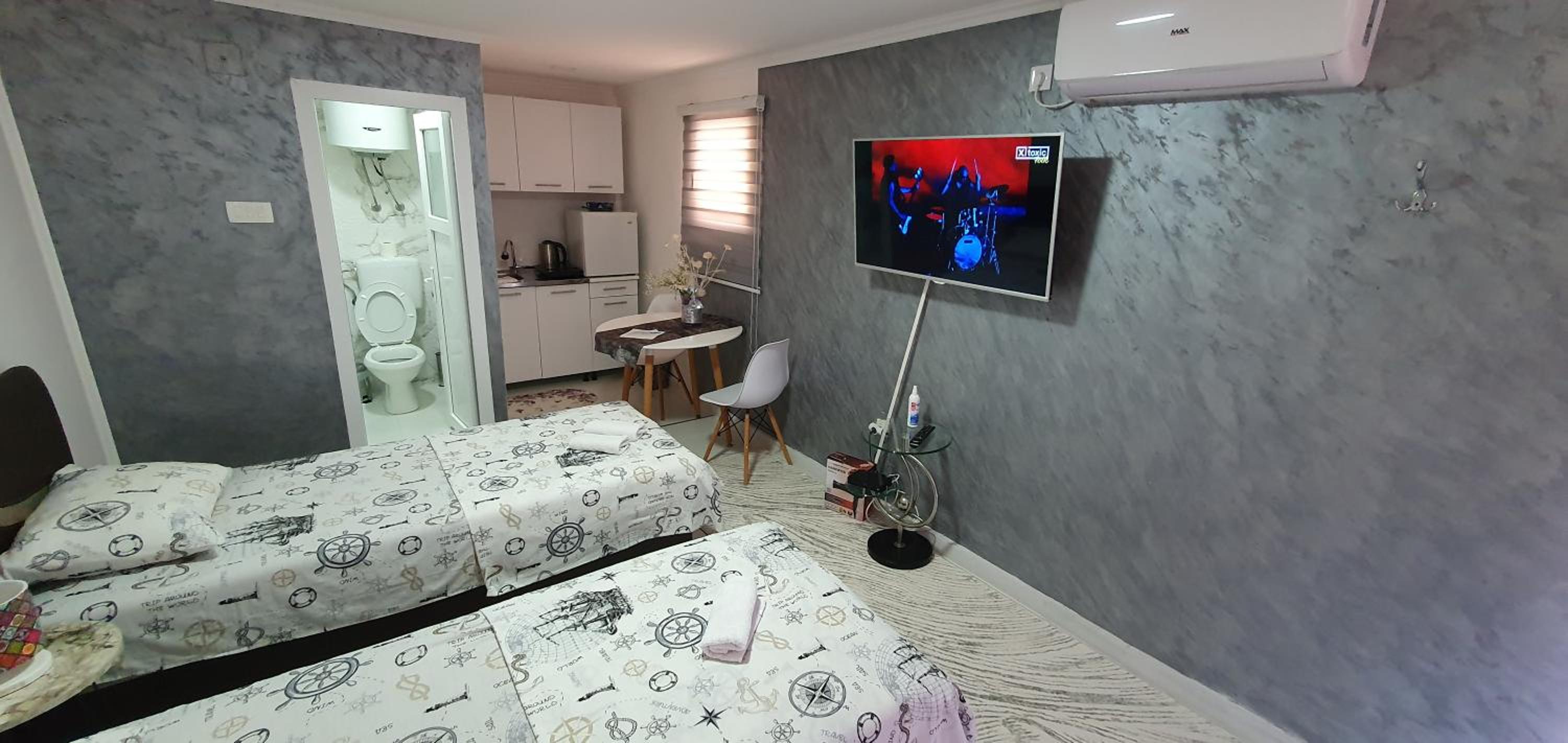 One-Bedroom Apartment photo 1