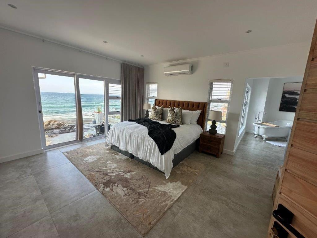 Six-Bedroom House photo 1