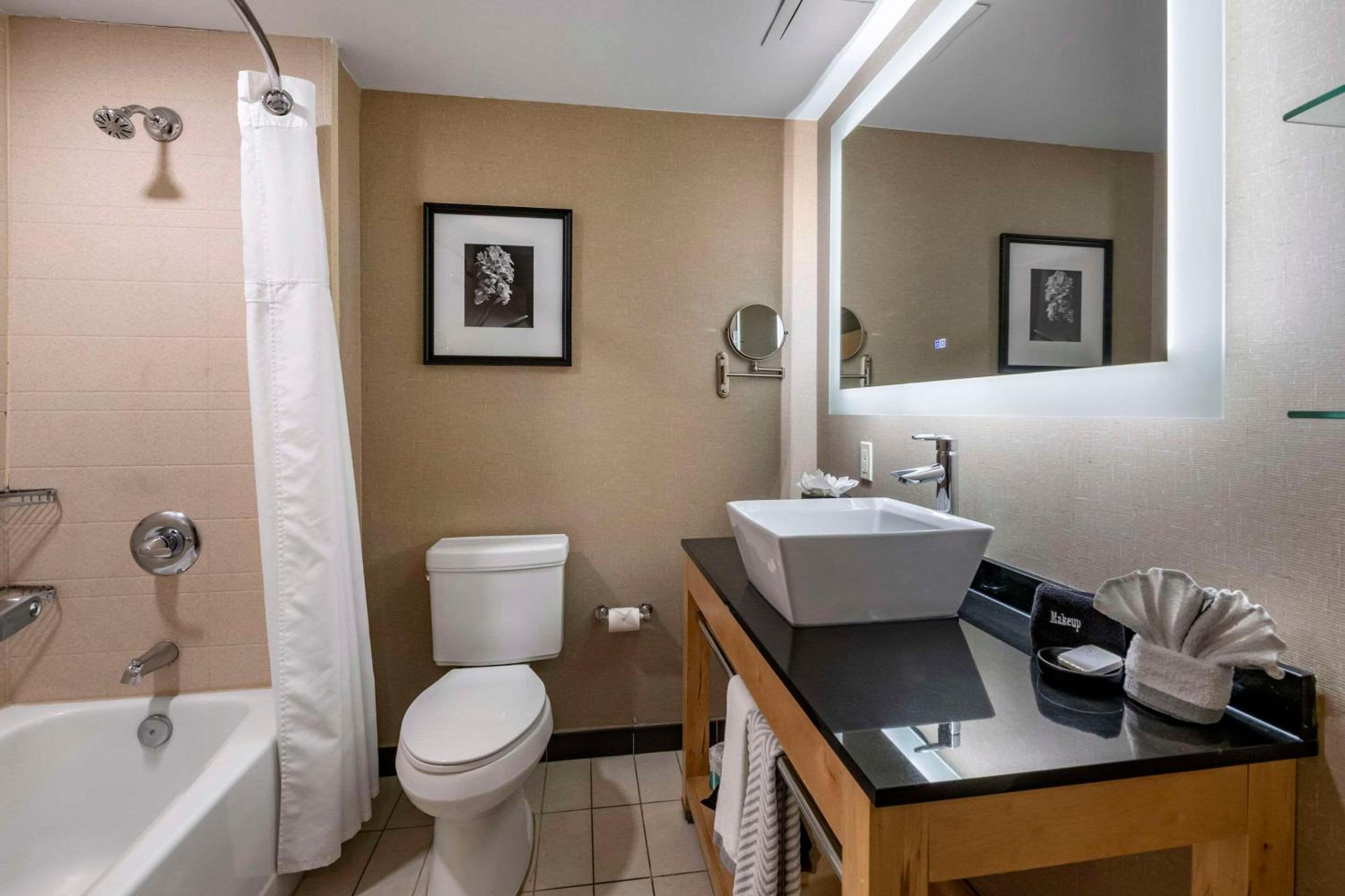 Queen Suite with Two Queen Beds - Non-Smoking - Photo 9