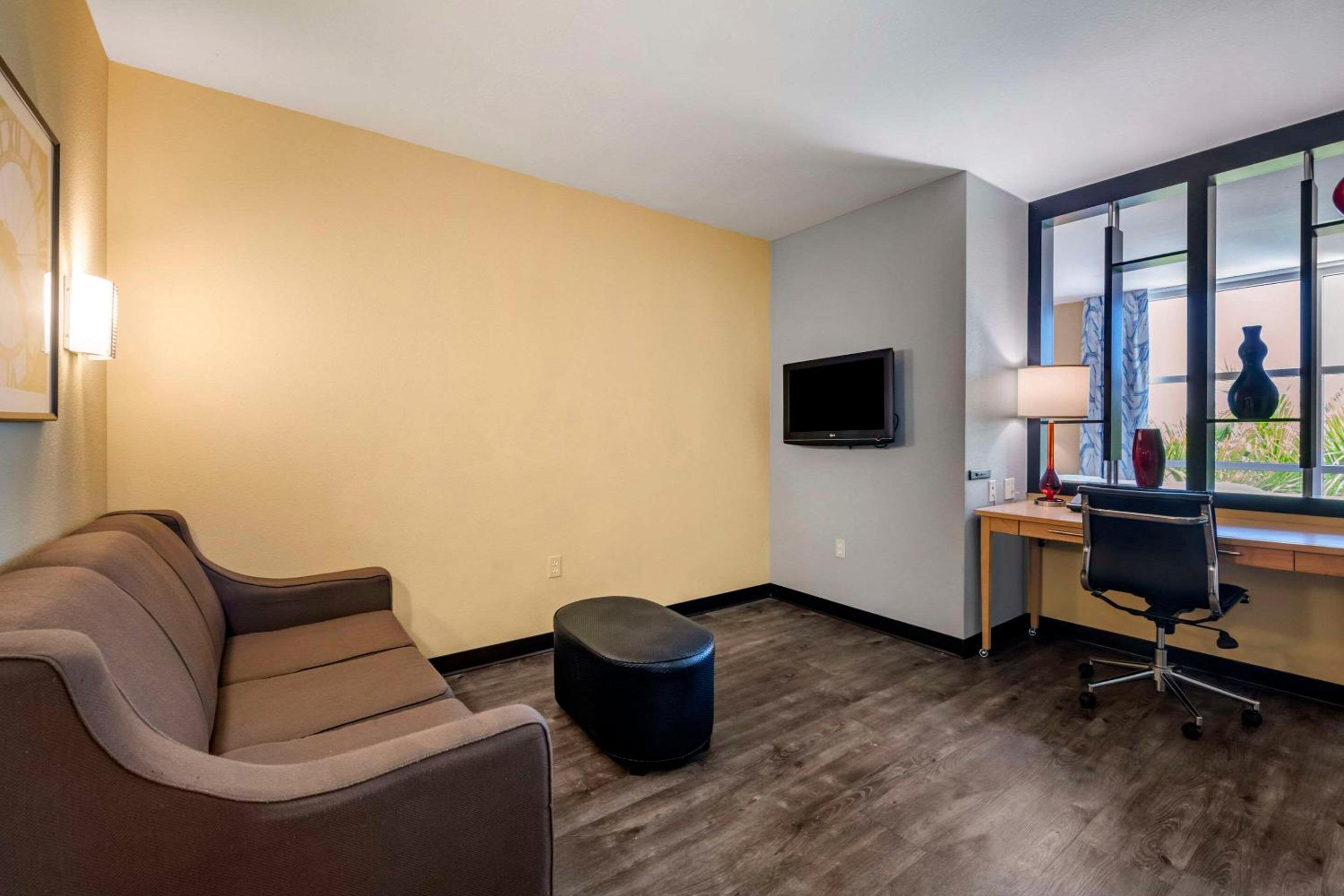 King Suite with Two King Beds and Sofa Bed - Non-Smoking - Photo 10