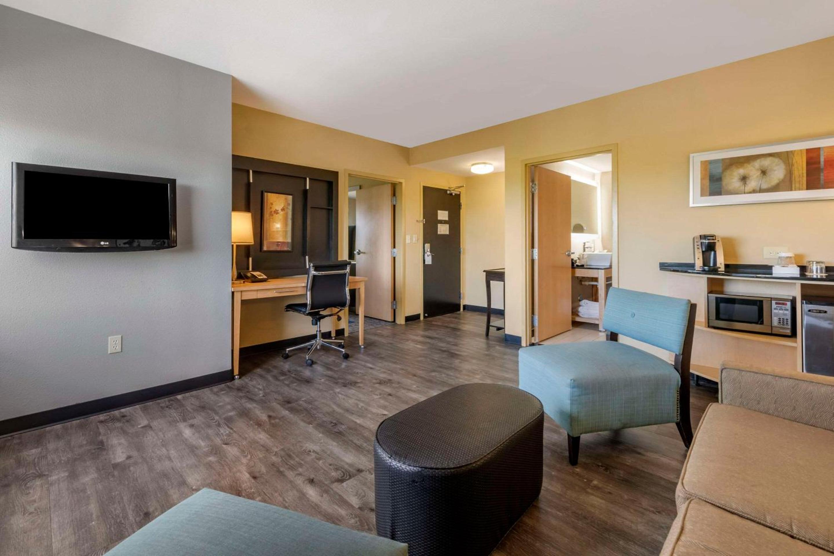 Queen Suite with Two Queen Beds - Photo 1
