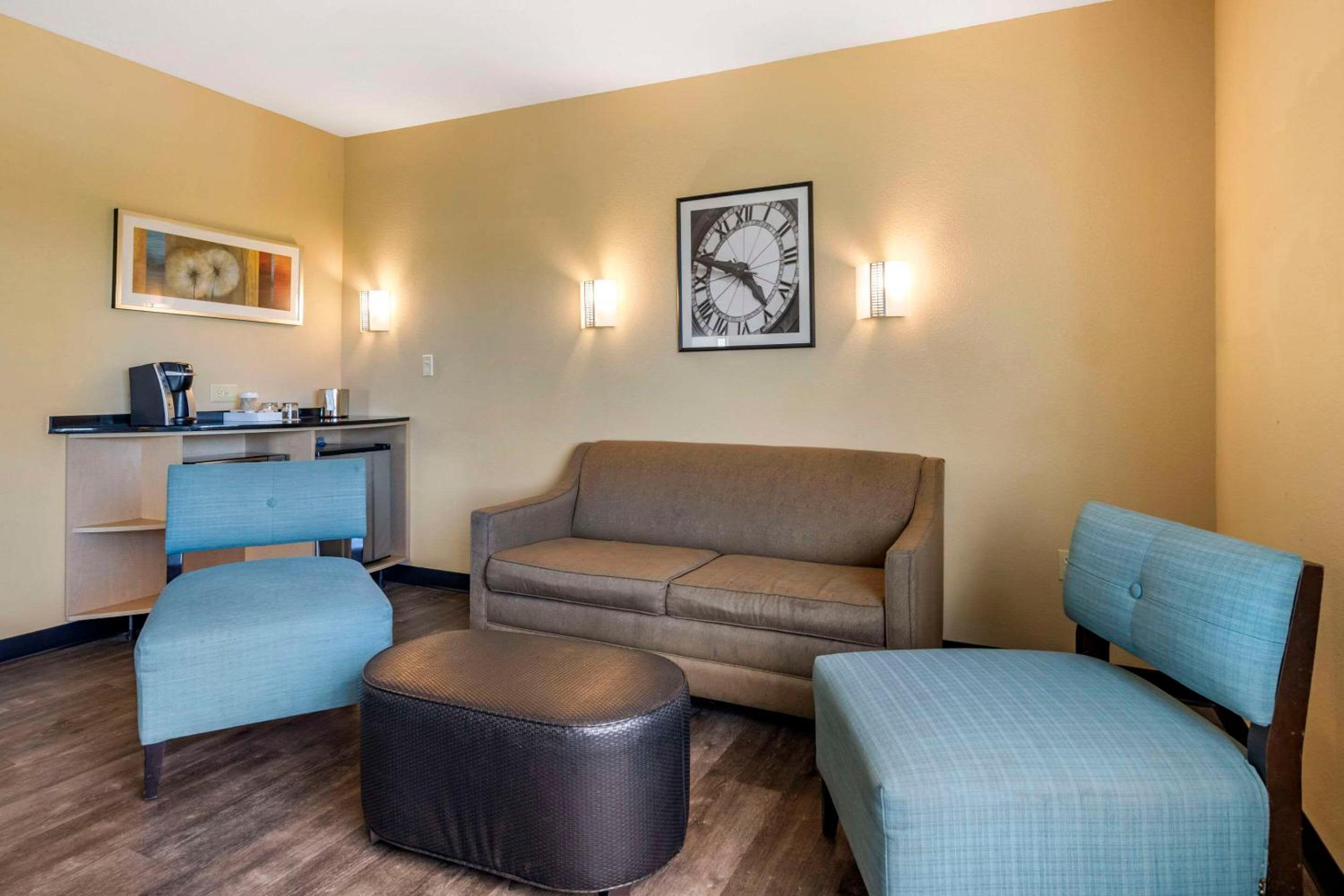 Queen Suite with Two Queen Beds - Photo 8