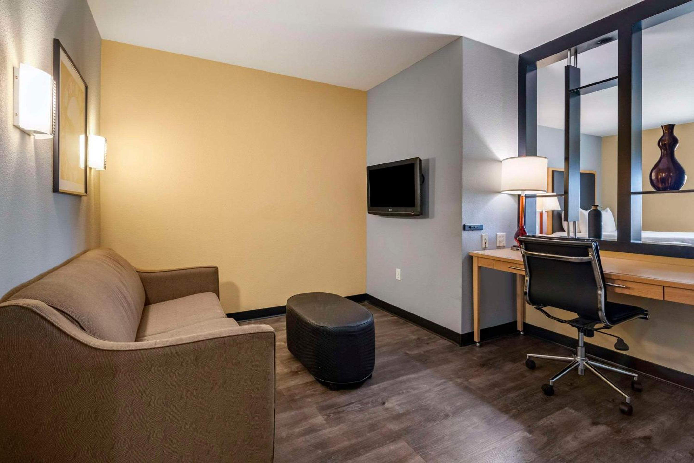 Queen Suite with Two Queen Beds - Non-Smoking - Photo 1