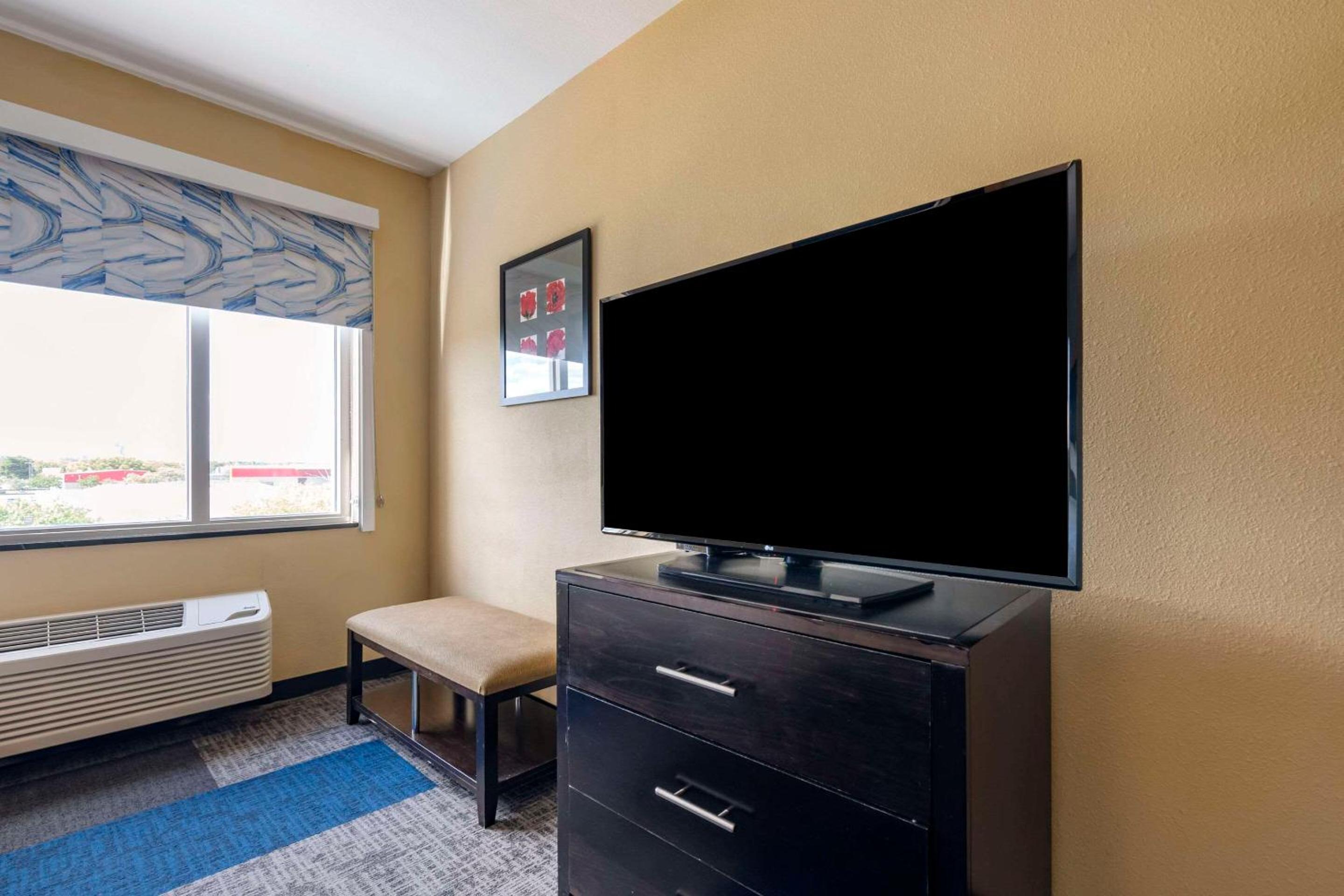 Queen Suite with Two Queen Beds - Non-Smoking - Photo 10