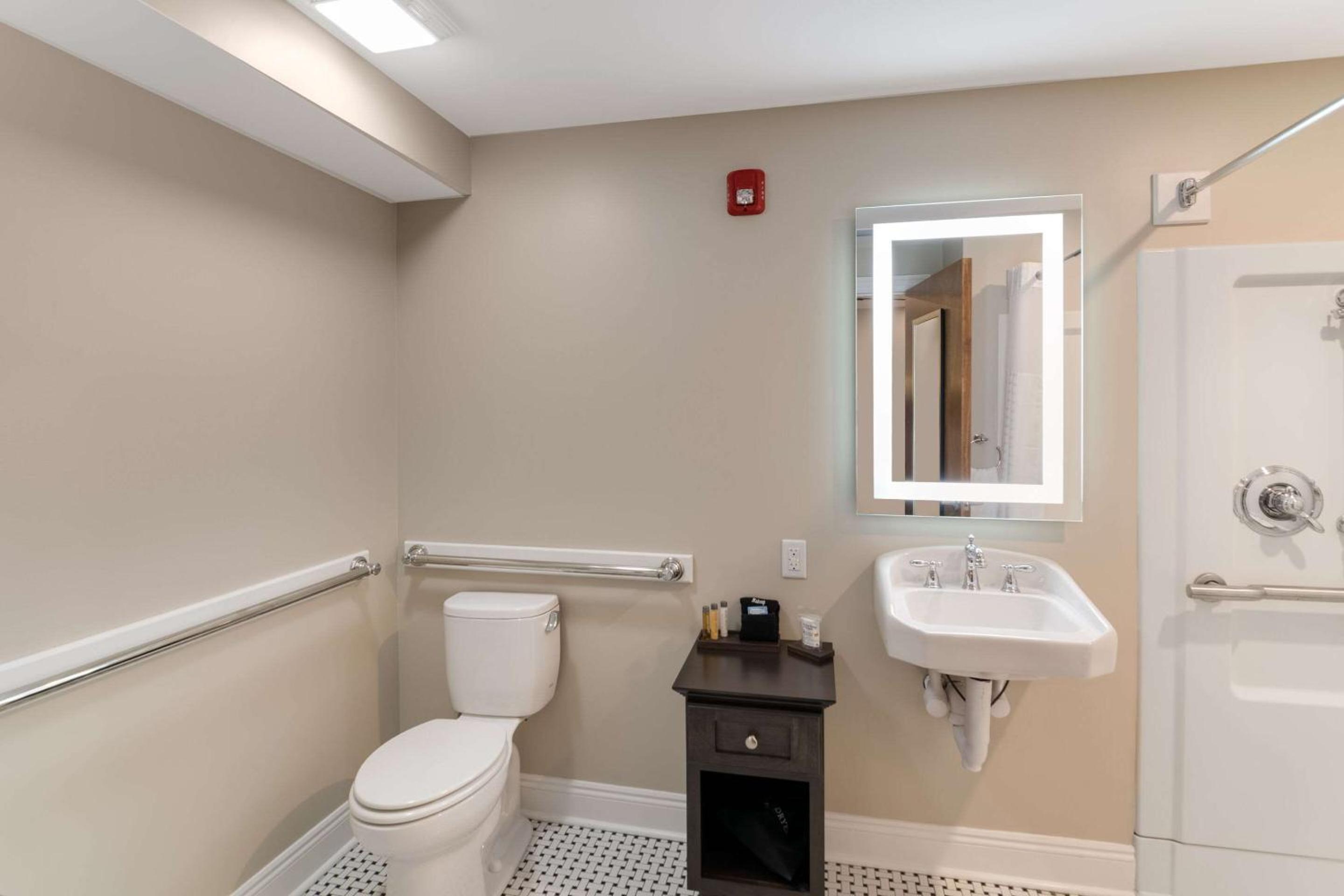 King Room - Accessible/Non-Smoking photo 3