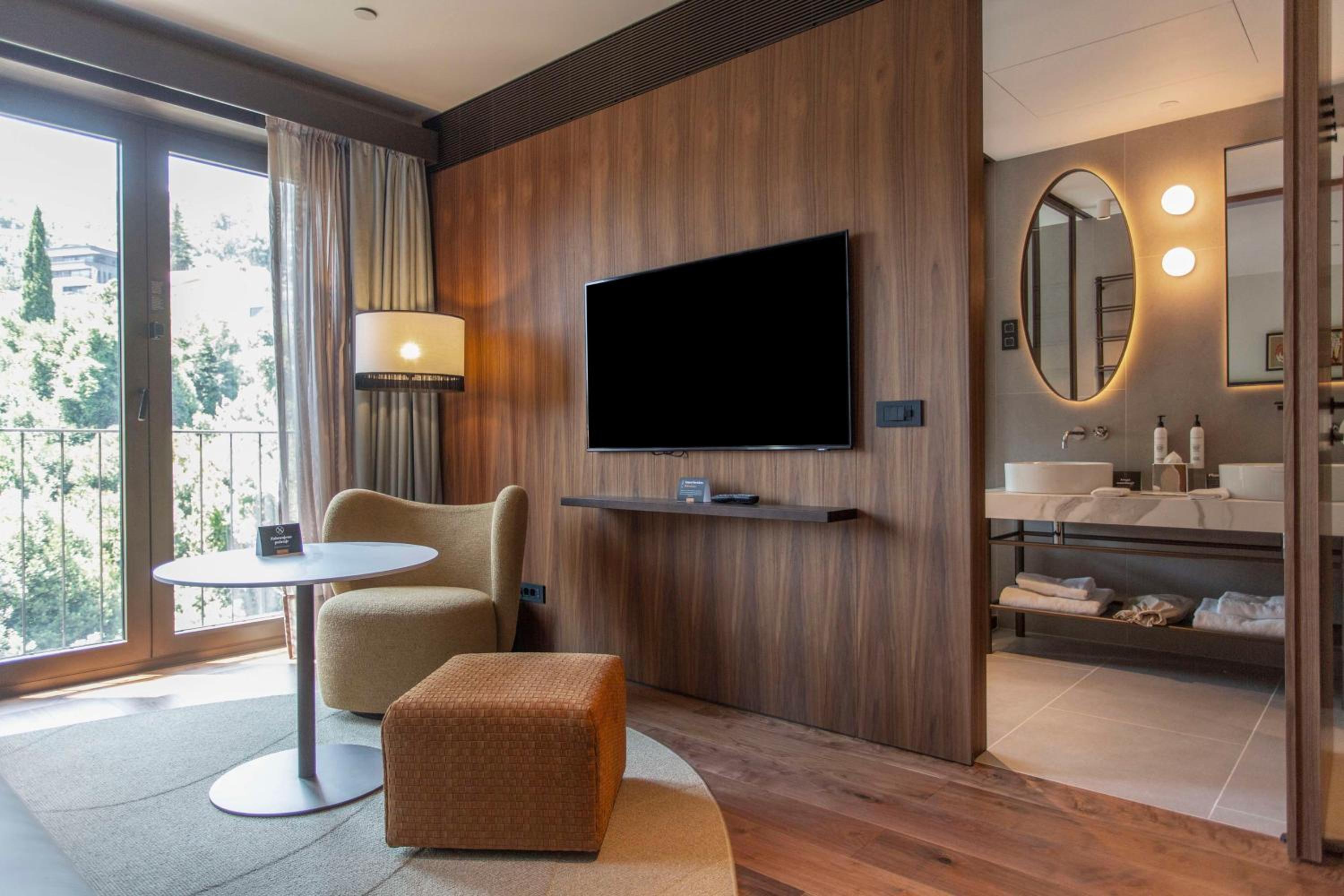 Deluxe King Room - Photo 1