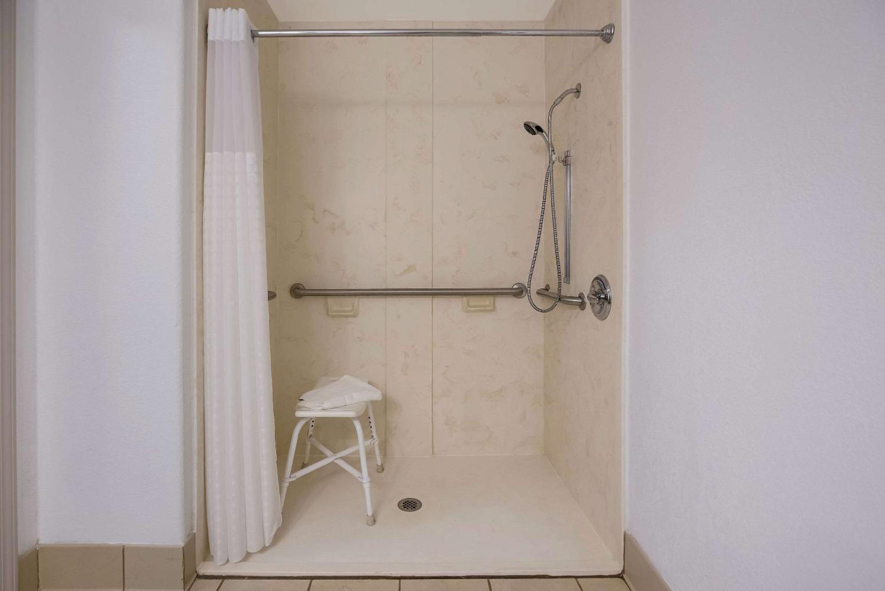 King Suite - Disability Access - Photo 4