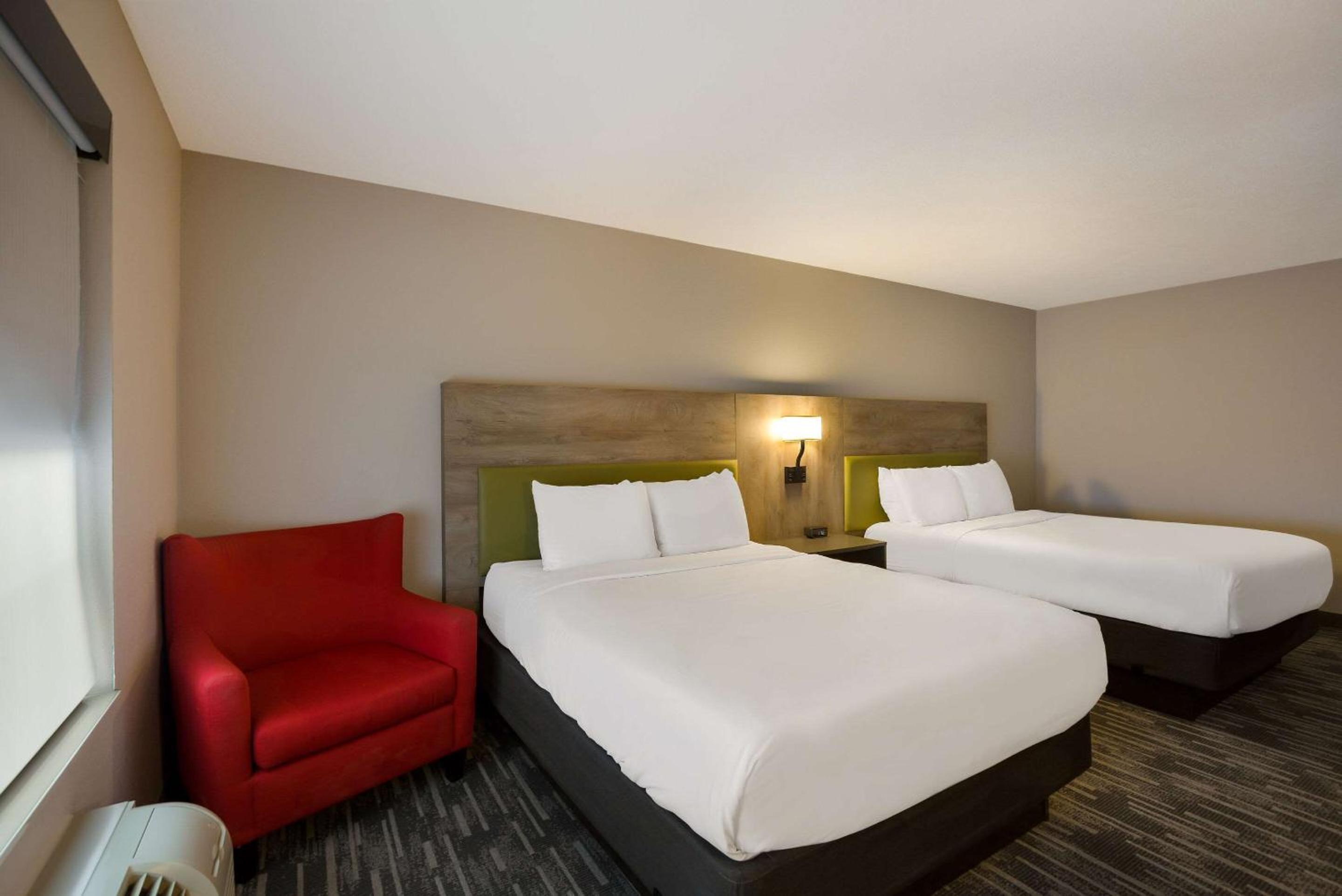 Queen Room with Two Queen Beds - Disability Access/Non-Smoking - Photo 2