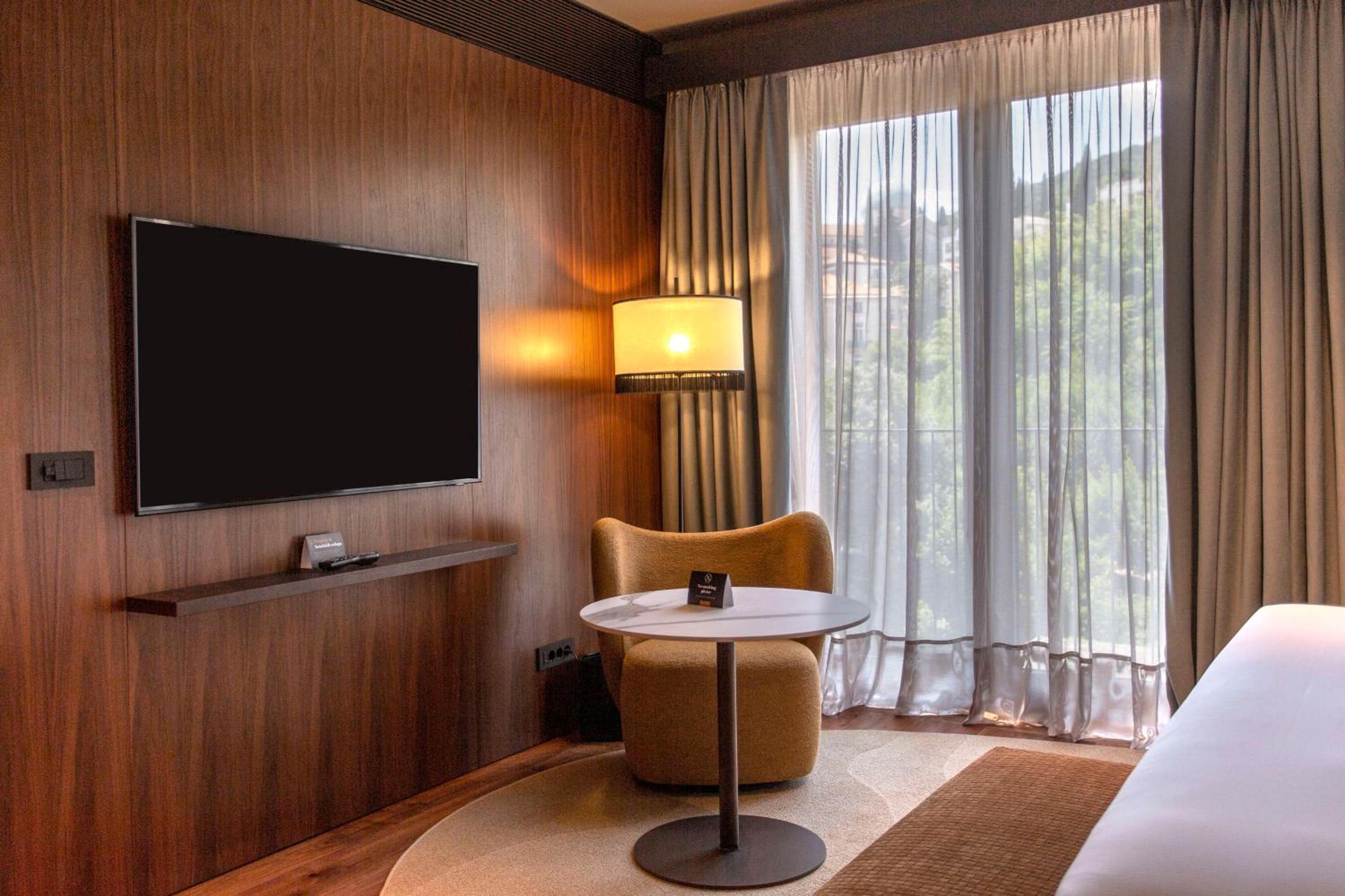 Deluxe King Room - Photo 4