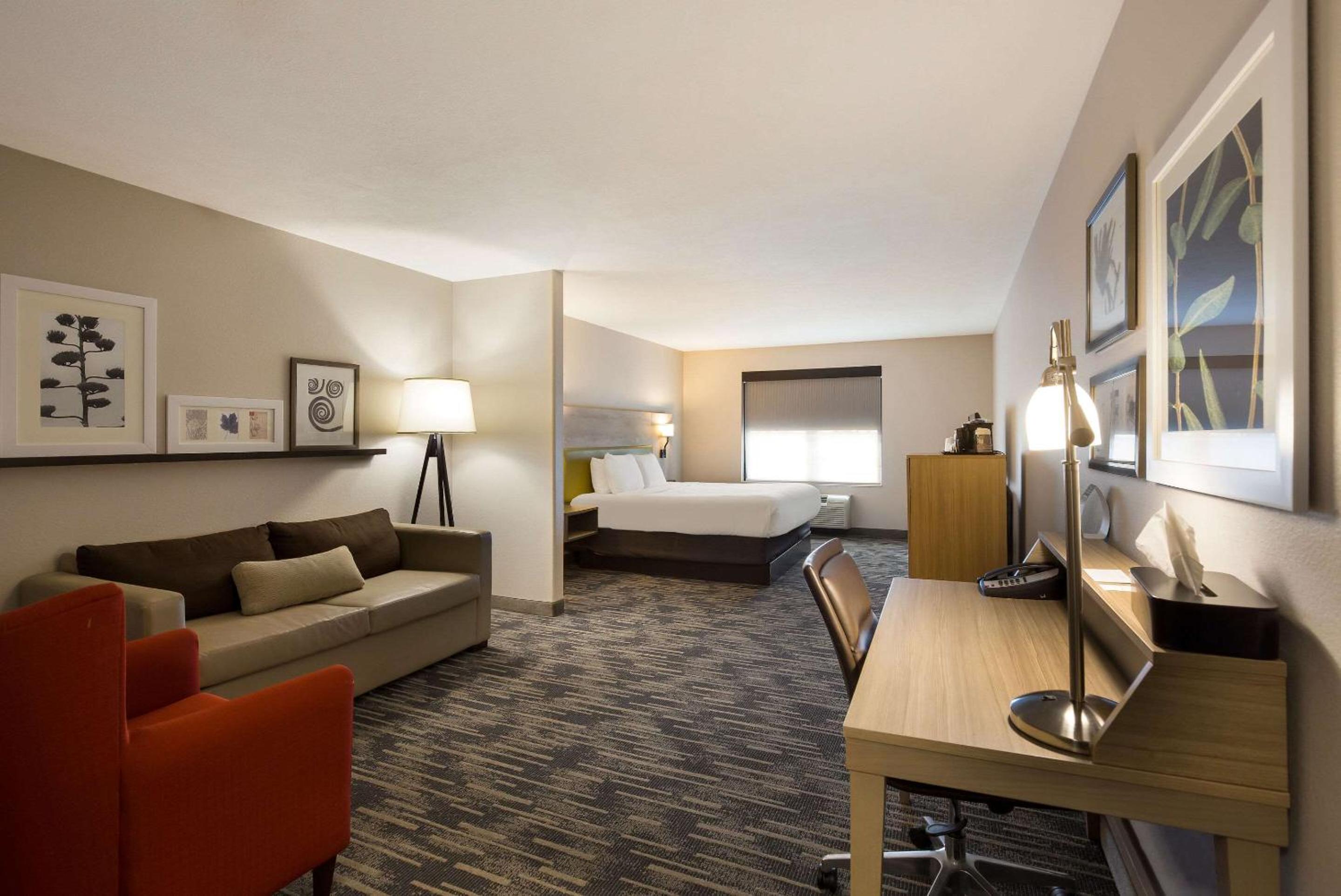 King Suite with Sofa Bed - Non Smoking - Photo 4