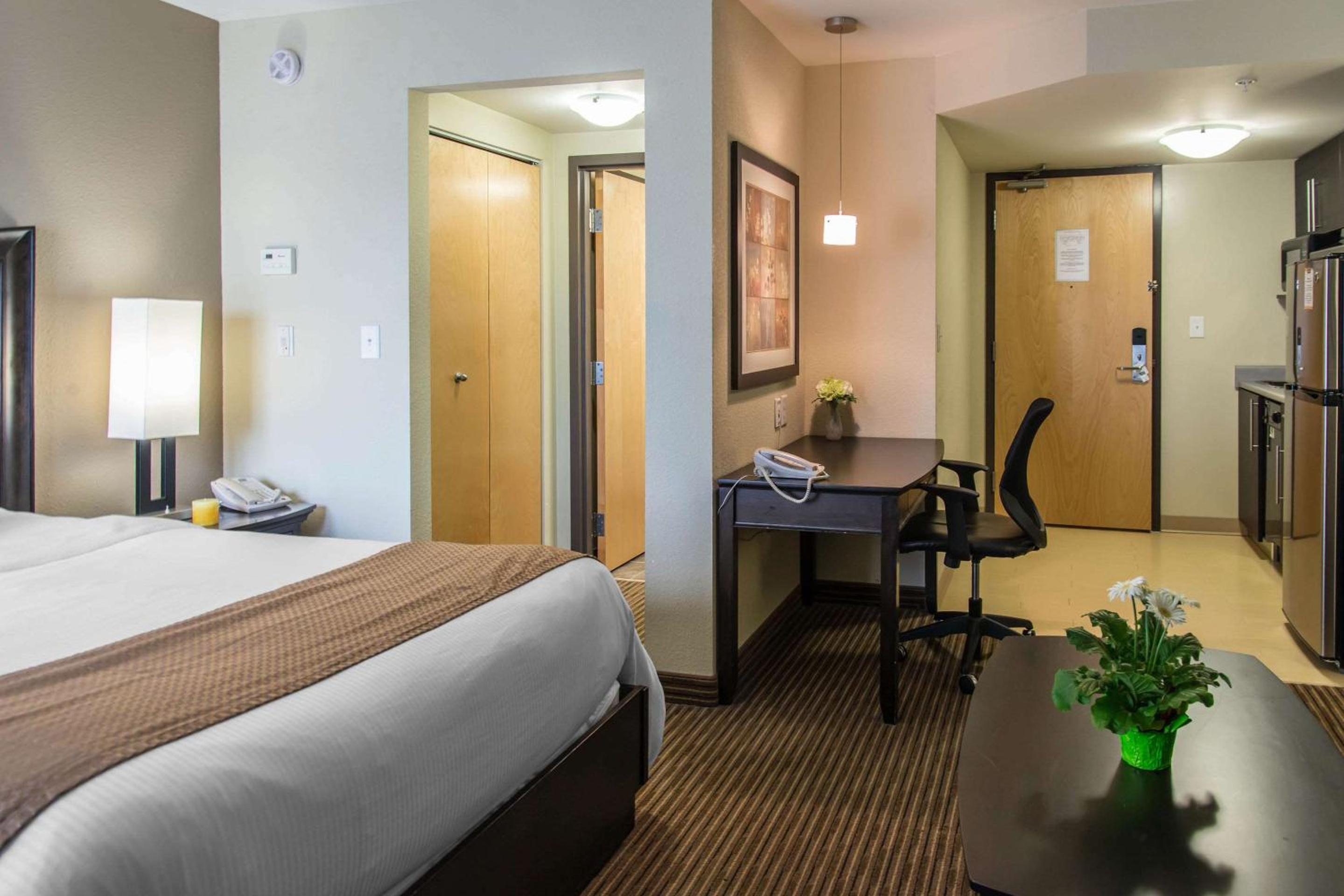 Queen Suite - Photo 3