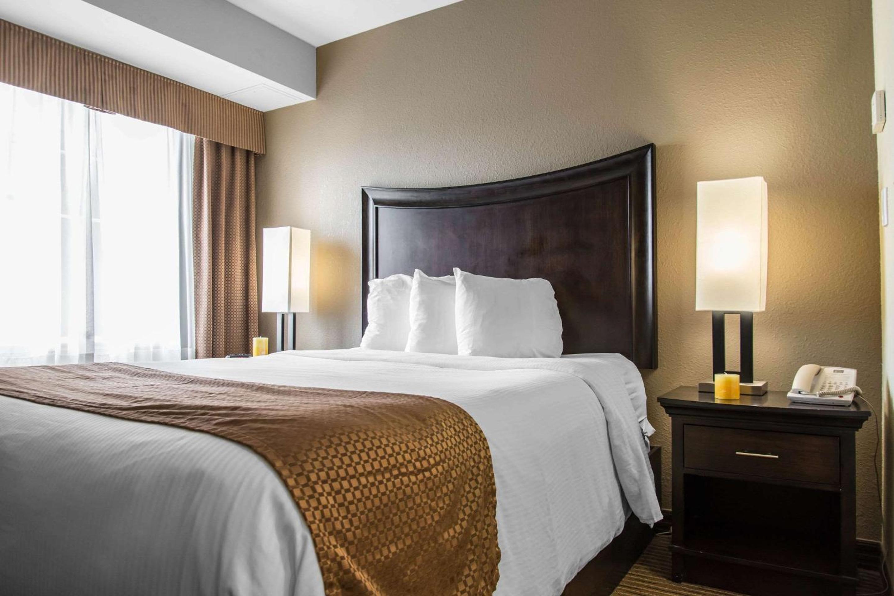 Queen Suite - Photo 2