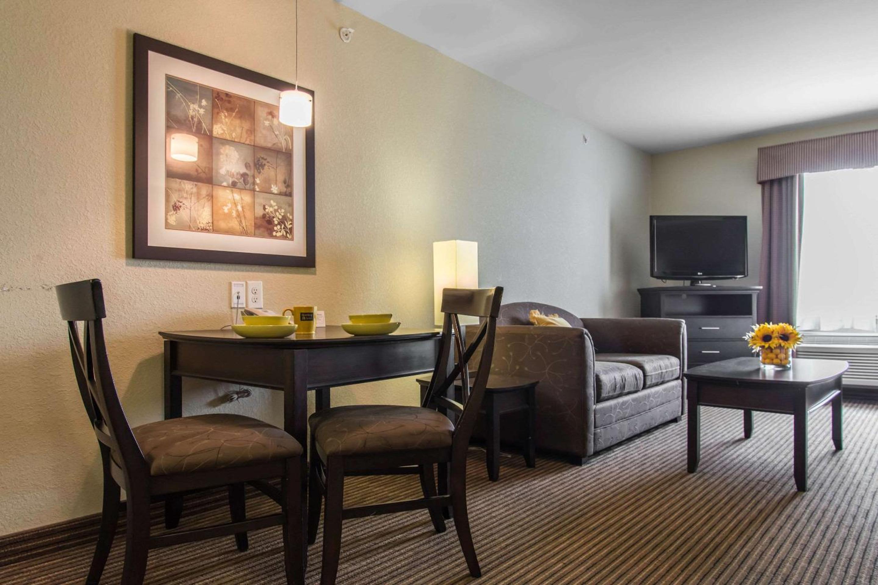 Efficiency Queen Suite with Two Queen Beds - Non Smoking - Photo 3