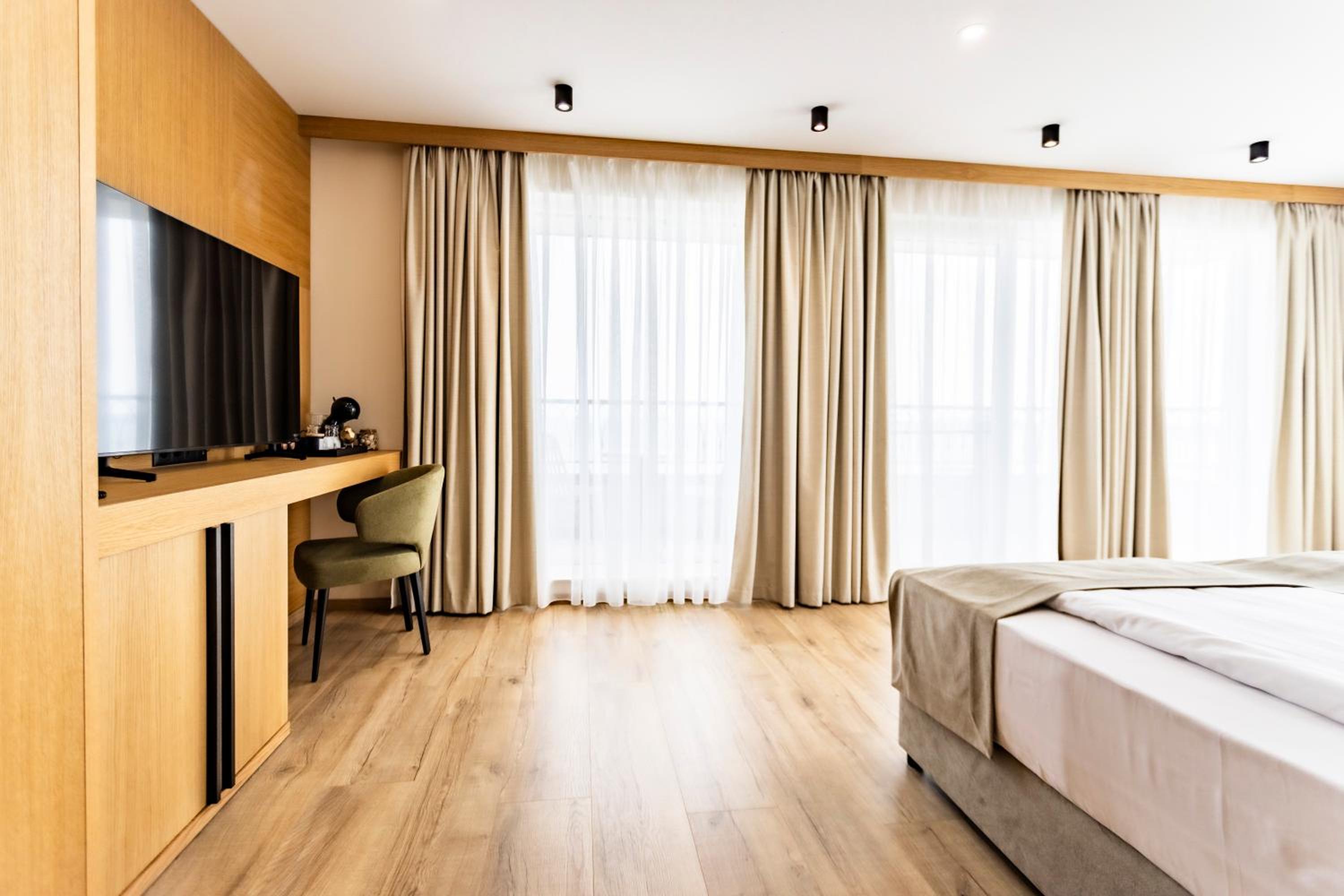 Deluxe Double or Twin Room with Sea View photo 3