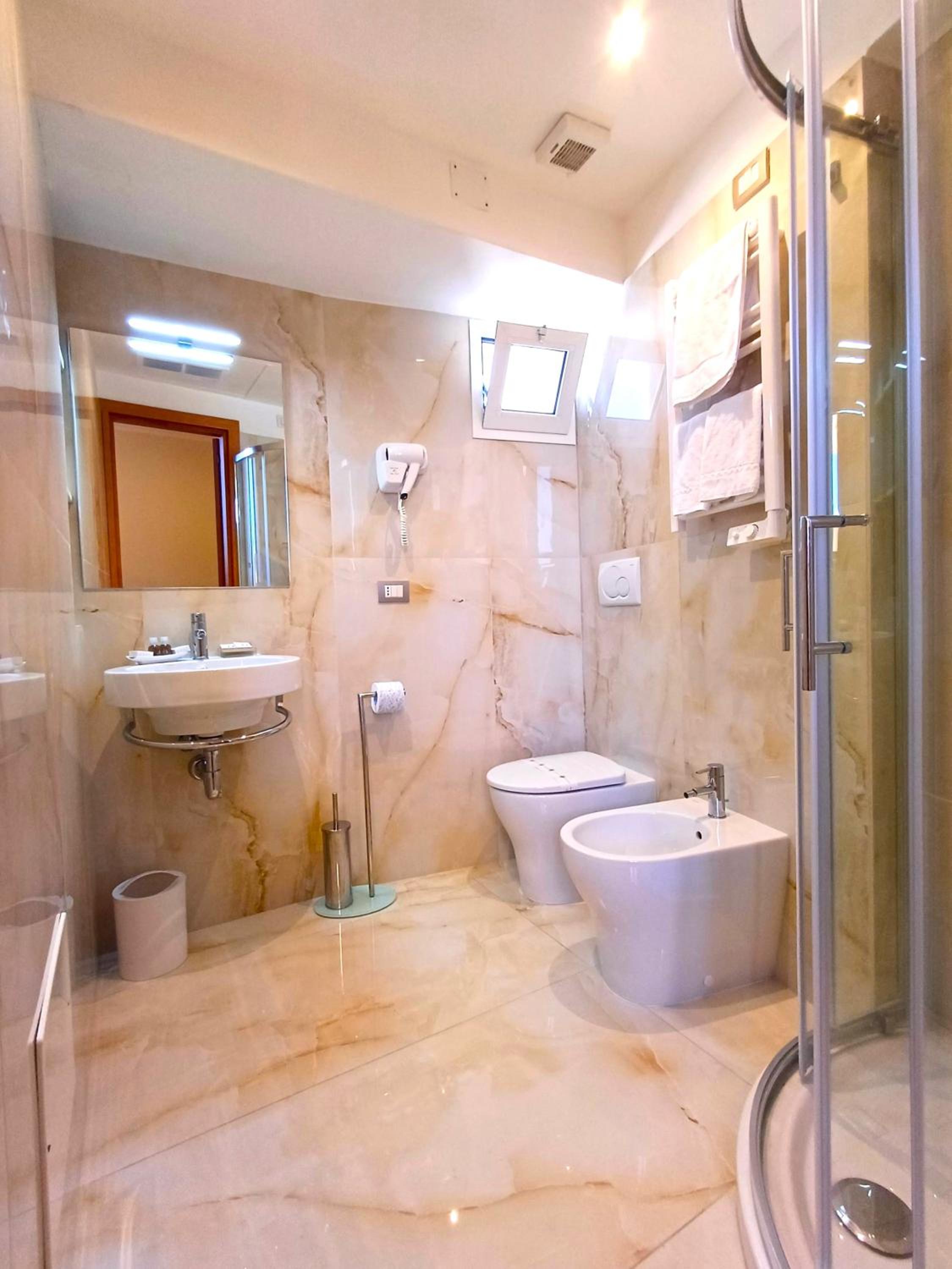 Double or Twin Room with Terrace with Sea View - Photo 3