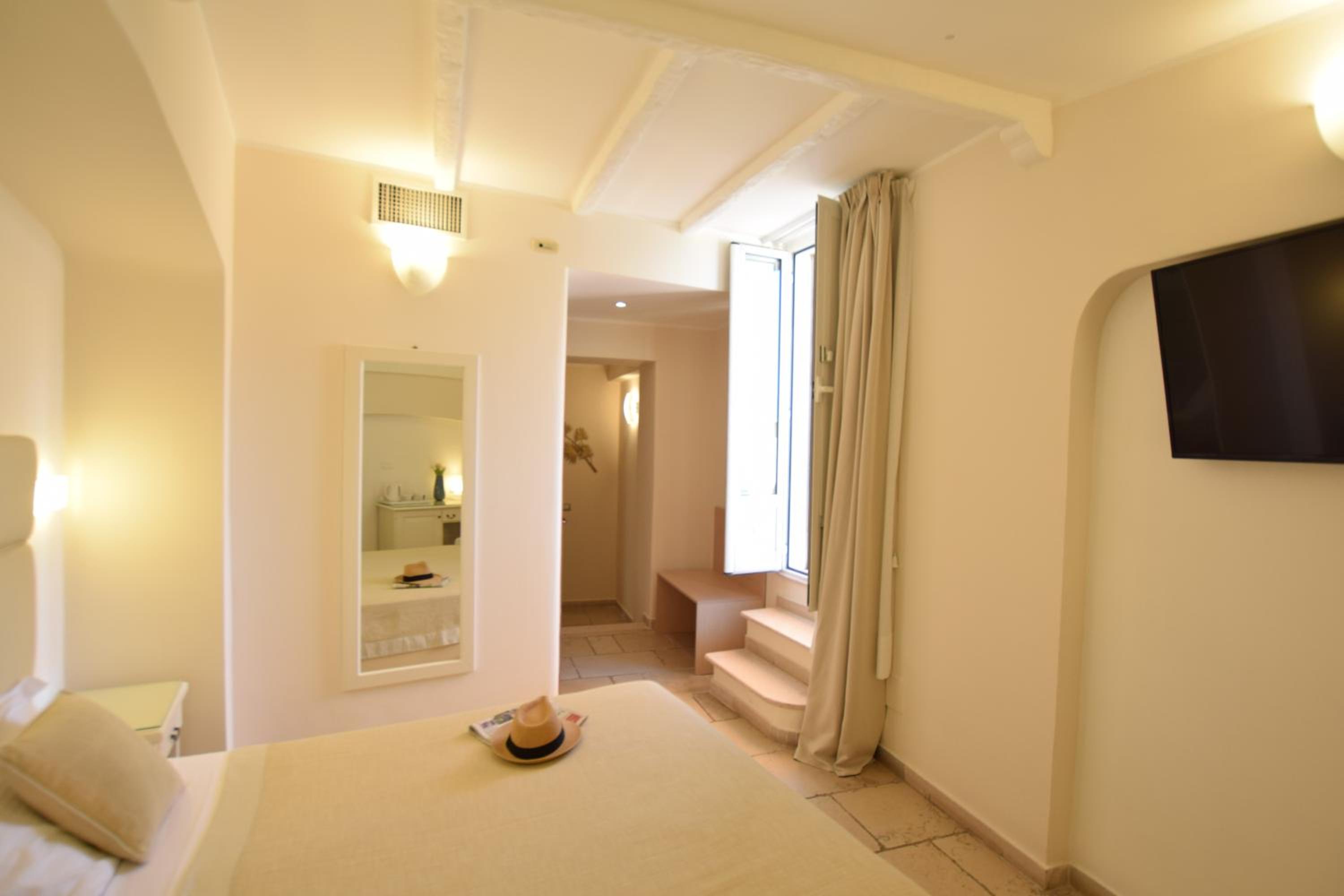 Double or Twin Room with Terrace with Sea View - Photo 2