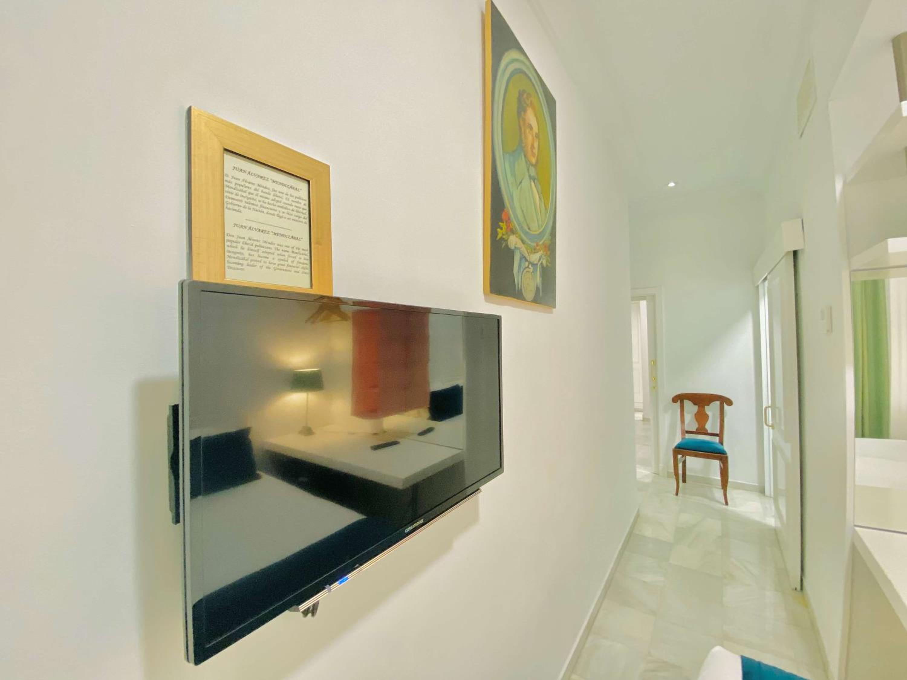 Family Room with Balcony photo 3
