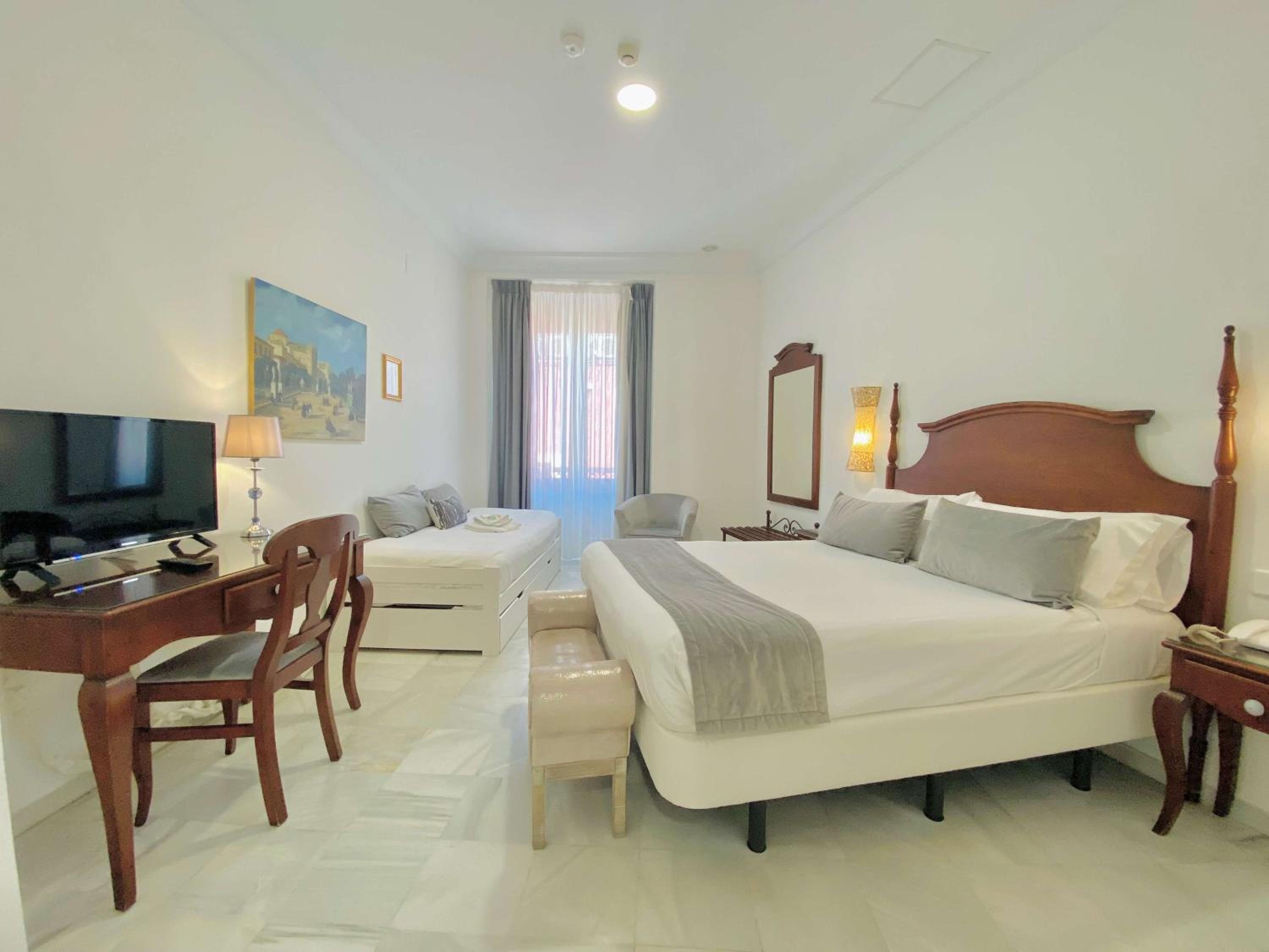 Triple Room with Balcony - Photo 1