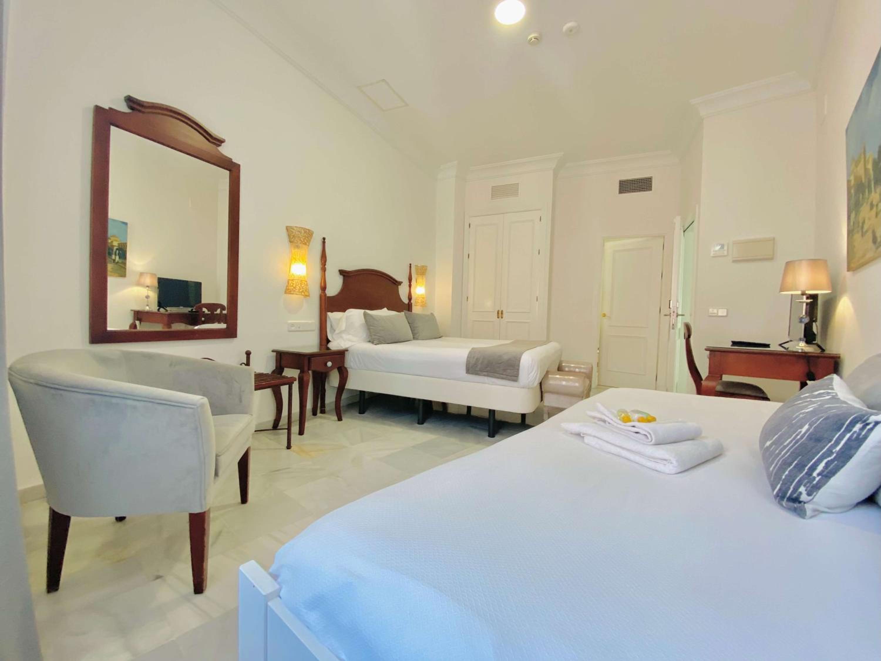 Triple Room with Balcony - Photo 4
